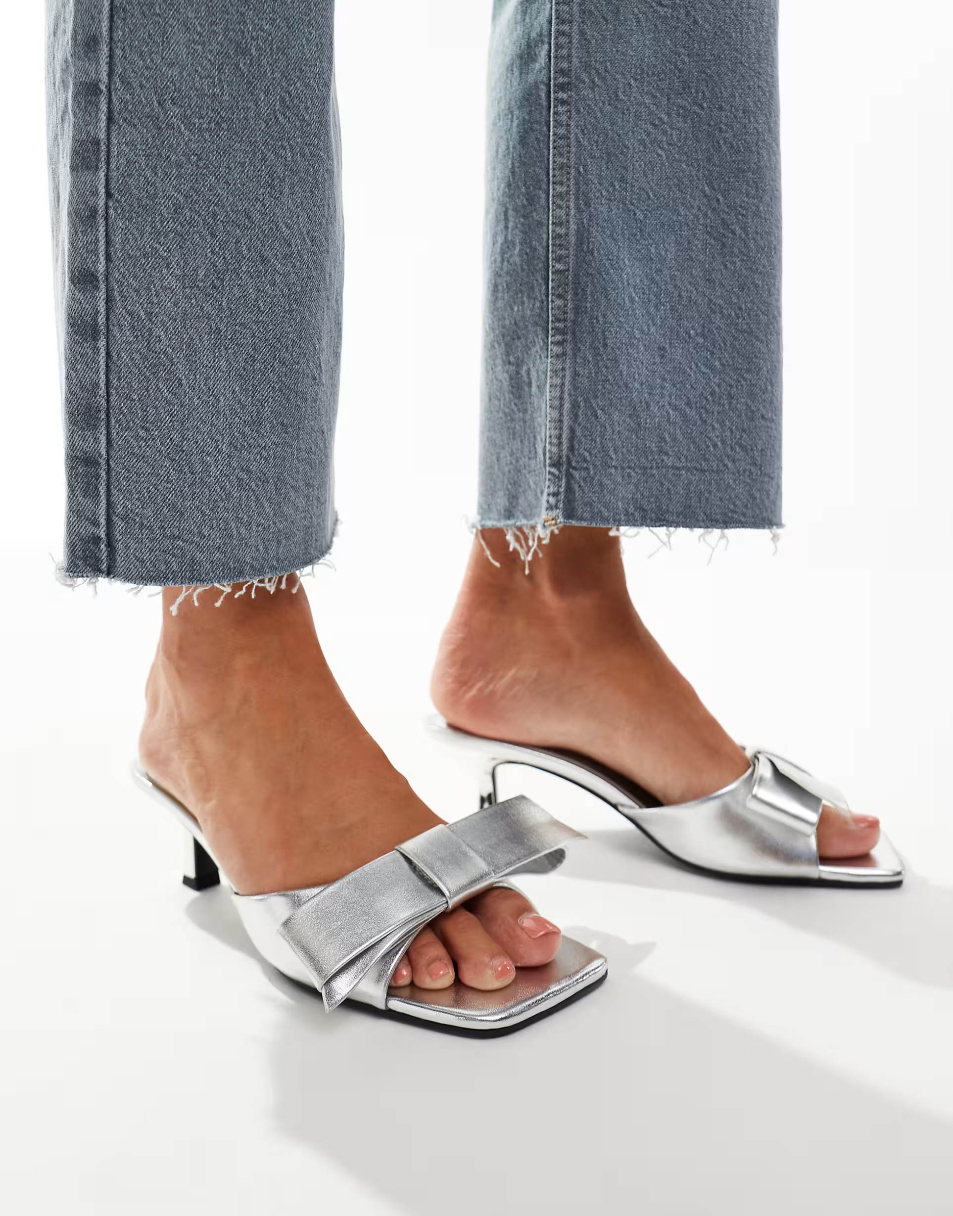 ASOS DESIGN – Hyphen – Mules in Silber mit Schleifendetail und mittelhohem Absatz | ASOS (Global)