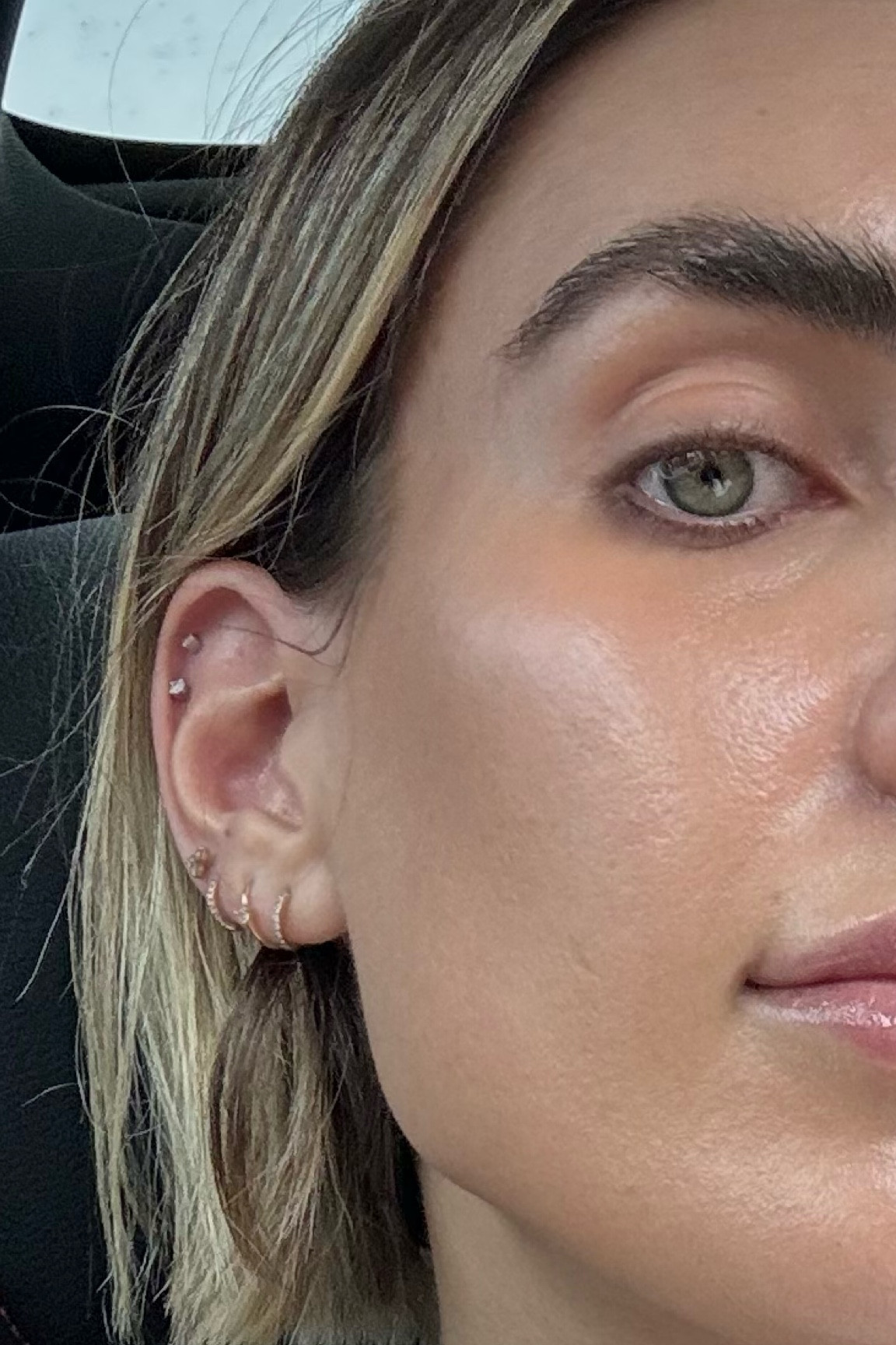 My skincare routine for glowy skin! 
Morning: 
1. #1 serum 
2. #2 light cream 
3.  #3 tinted spf serum 
Night: 
1. #4 pre cleanse balm 
2. #4 cleanser 
3. #4 eye cream 
4. #5 serum 
5. #6 night cream 
