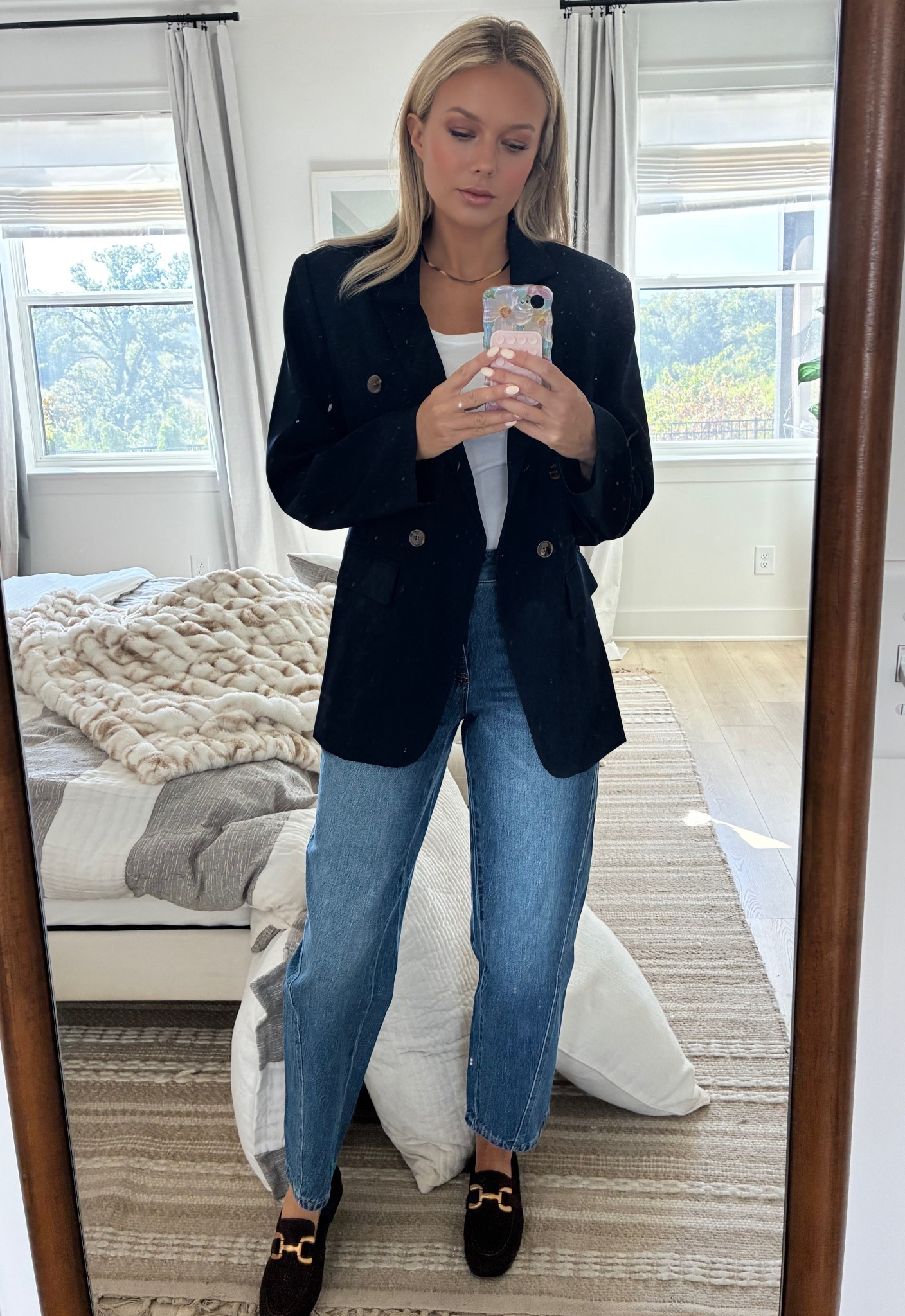 These barrel jeans and loafers are perfect to transition into fall!! 