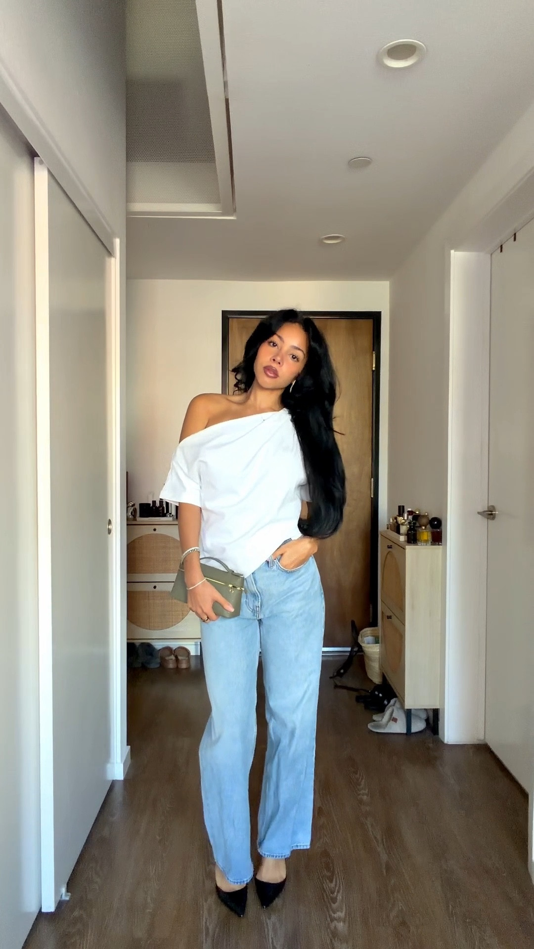 Simple but chic outfit! Obsessed with this top. 