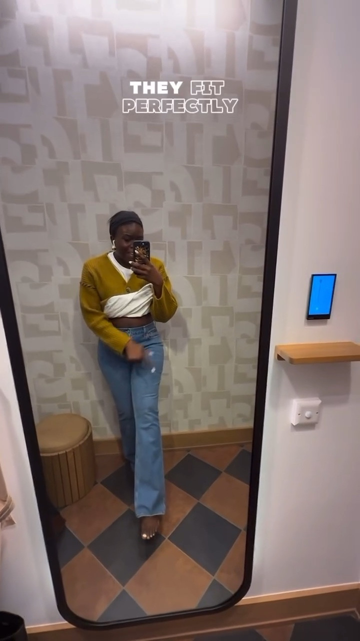I was on a hunt to find a good pair of jeans so I walked into @abercrombie to get a pair of jeans. I’ve had so many good things about their jeans  and honestly speaking they fit my bum perfectly. They leave no gap and I’m so happy that I invested in them . I need another pair though obessed. 
#jeans #abercrombieandfitch #bootcutjeans