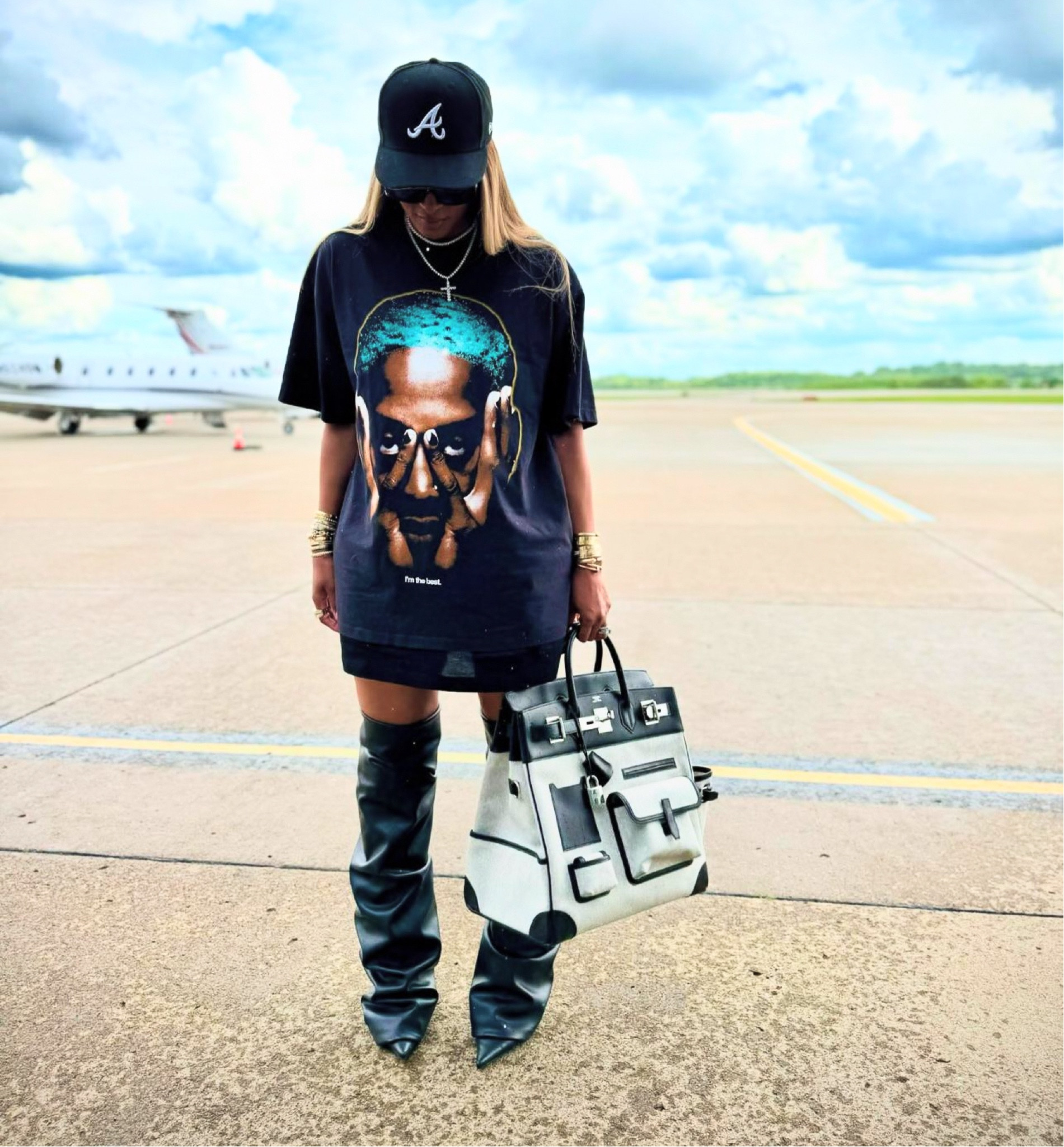 You ask, we answer! @eva_evamax says, “Can we talk about Ciara’s shirt, boots and bag please? Details.” #ciara boarded a #privatejet wearing a #dennisrodman tee, $1,450 #alexandrevauthier faux leather boots, and an @hermes Haut à Courroies cloth travel bag ($53,000 on resale sites), styled by @heyimdeo . Hot! Or Hmm..?
Get #ciara ‘s tee at FashionBombDailyShop.com💣
📸 Ig/Reproduction #ciara #ciarafbd