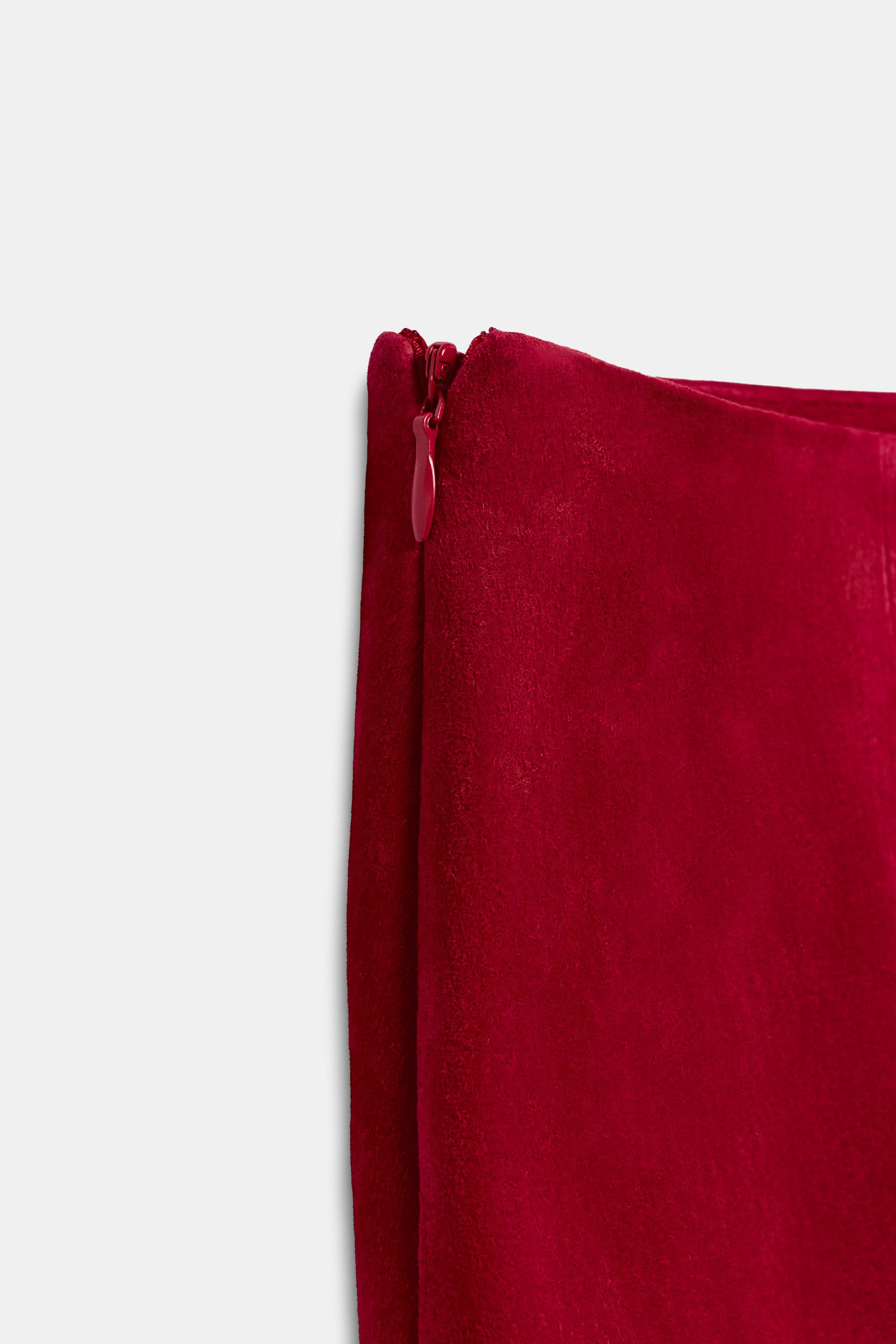 Skirt made from 100% leather. Featuring front flap details, a back vent at the hem and an invisib... | Zara UK