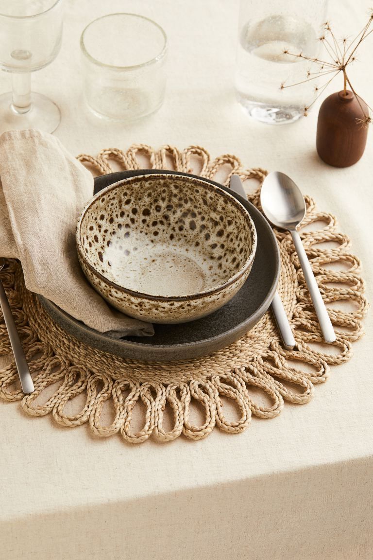 Hole-patterned table mat | H&M (UK, MY, IN, SG, PH, TW, HK)