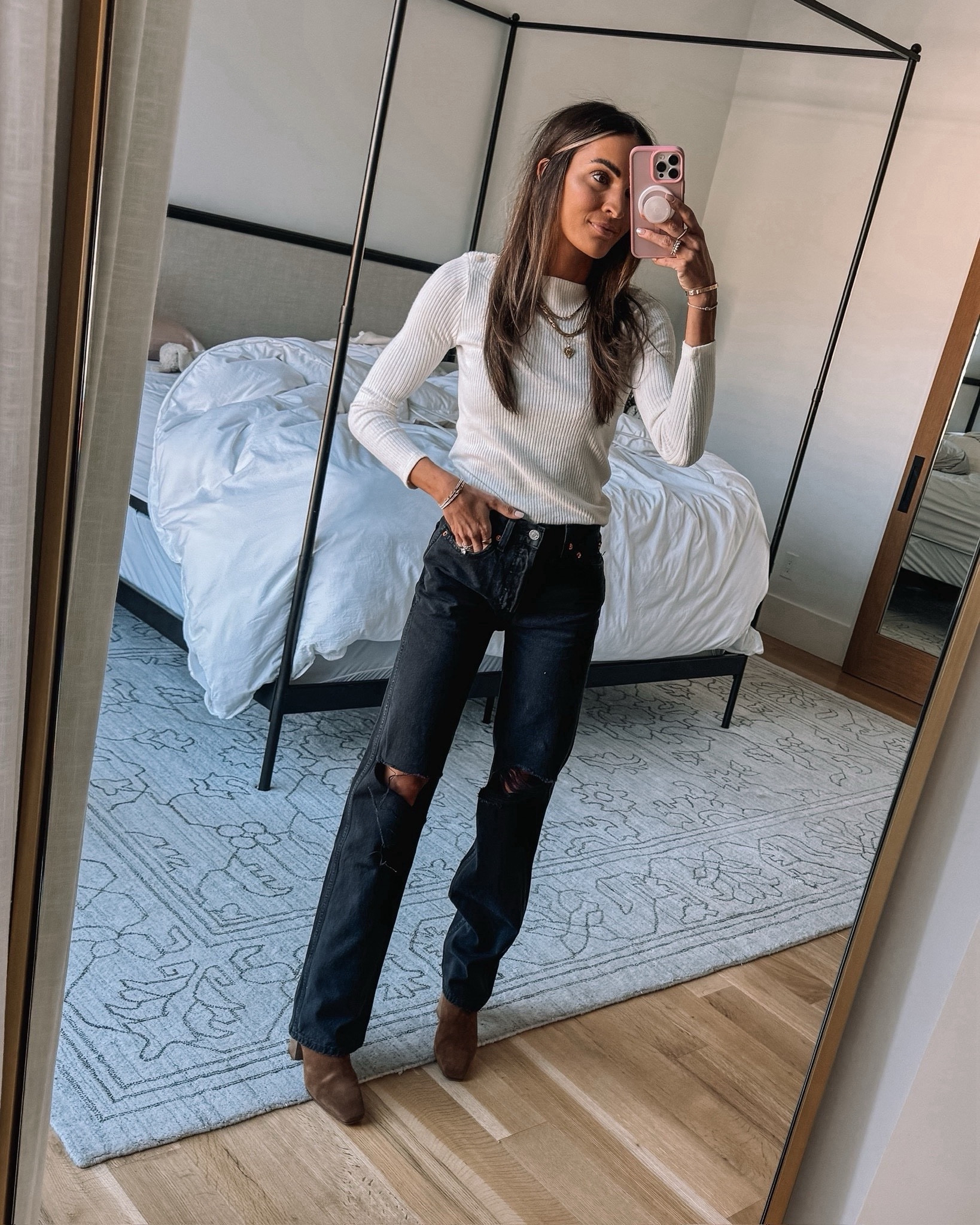 some of my favorite black denim is on sale! 🖤 love the relaxed fit + high waist of these 👏🏻