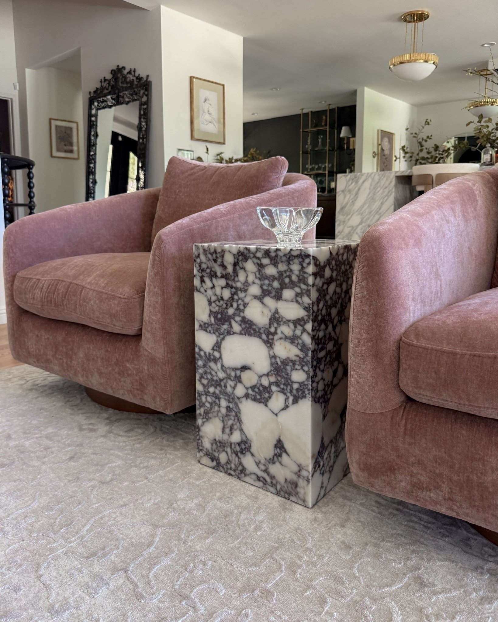 Beautiful solid marble table paired with soft mauve swivels? Yes please! ✨