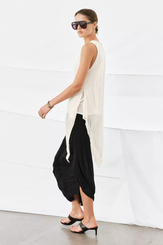 Top with main fabric made from lyocell yarn. Round neck and sleeveless. Double effect. Asymmetric... | Zara UK