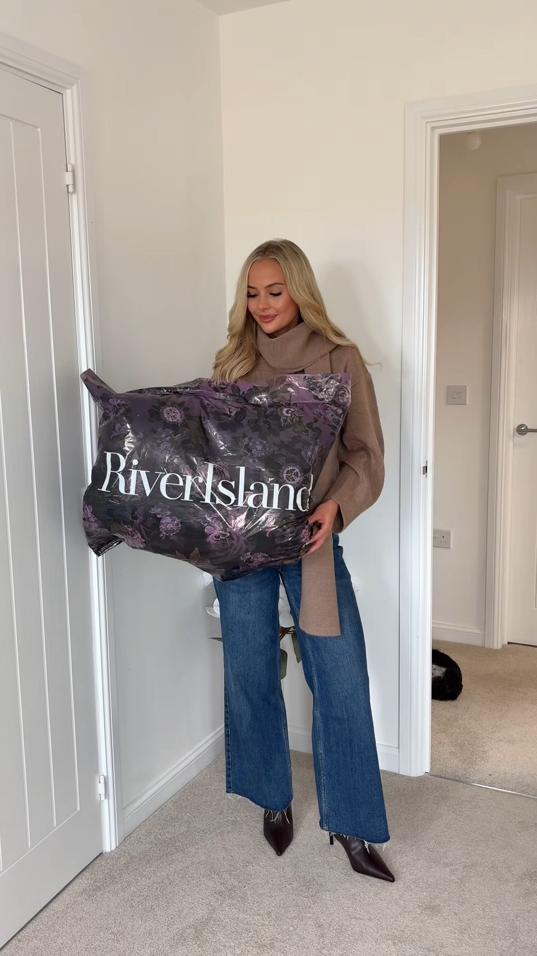 If you’re looking for everyday basics, that can be dressed down or elevated with simple accessory swaps, this might just be the haul for you 😮‍💨👏🏻

@riverisland is killinggg it right now, and I’m over the moon to share with you girls that I’ve also got a DISCOUNT code - valid right now until midnight tonight eeeek. Use SOPHIEM10 at checkout for 10% off order over £50.00 💸 🚨 

I feel like @riverisland very rarely do discount codes so now is the perfect time to purchase that wish list 🤭 These were just a few of mine… let me know your favourite look? 👇🏻 


#riverisland #imwearingri #transitionalstyle #autumnfashion #style #ri #transitionalfashion #knitwear #suede #suedejacket #zarasuedejacket #brownoutfits #neutralstyle #size6 #petitefashion 