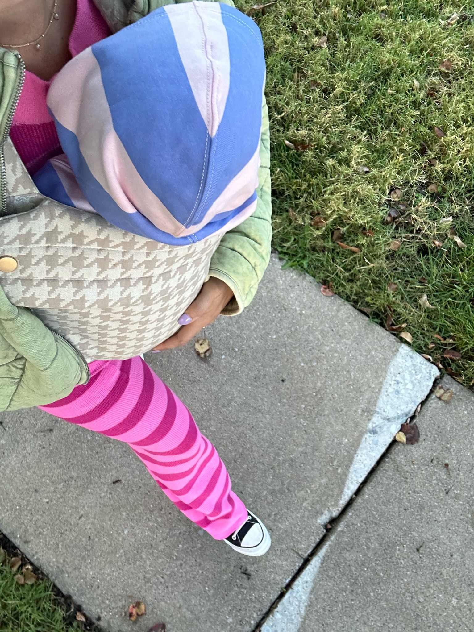 ✨🍼 morning walks 💕
I’m 5’7” and side 6-8. this striped set I did a large (it does have pockets!) 
The jacket I did a medium (prefer large so there’s a little more room). 
Blake’s hoodie is 12-18m
Can use code KARRIE10 for 10% off the Mabe baby carrier 💕✨

