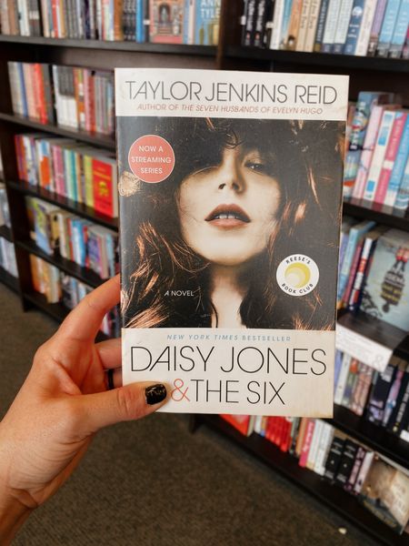 Books. Daisy Jones & The Six. 