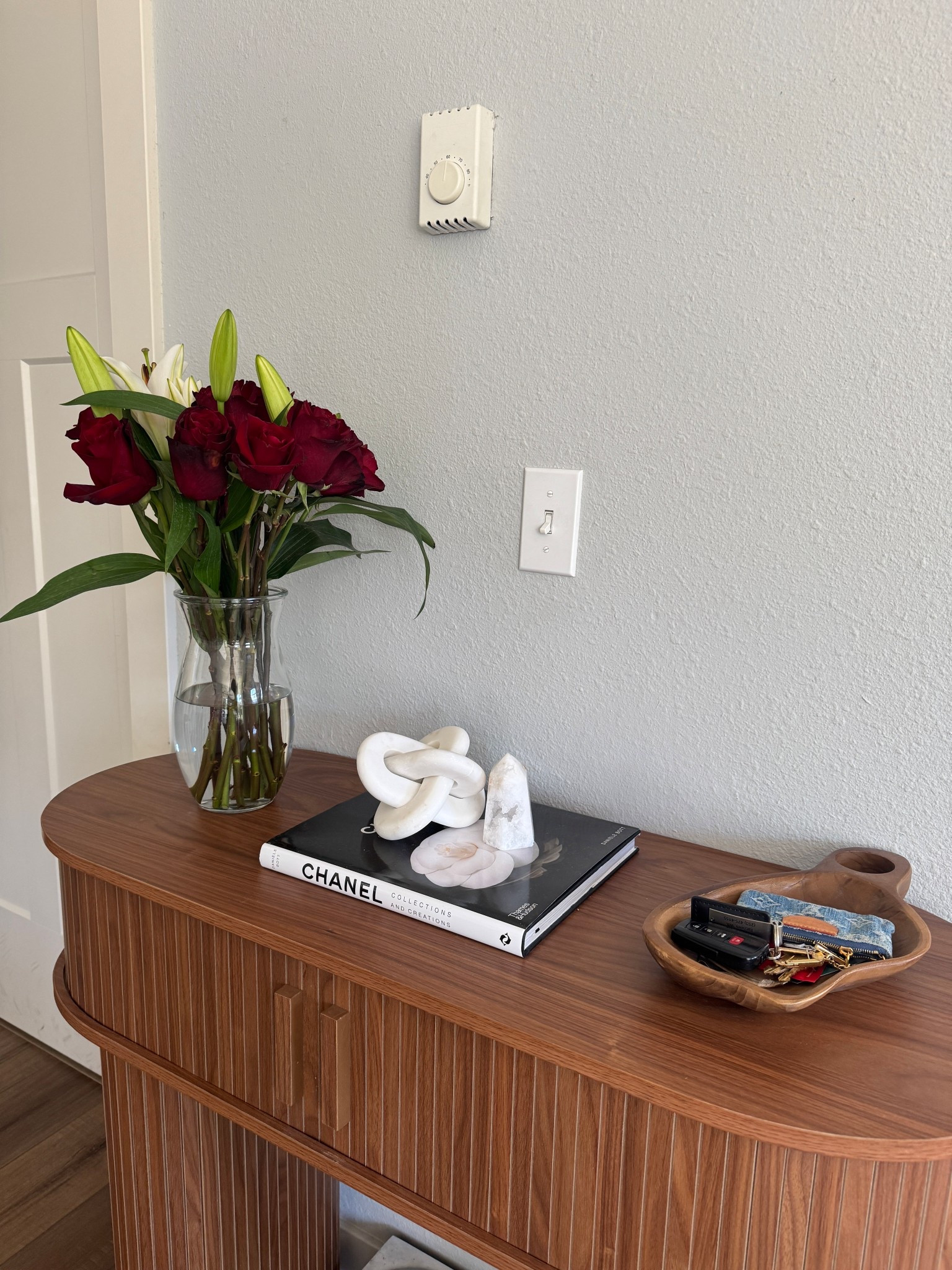 mid century modern entryway with an affordable wooden console table!! first time homeowner furniture 🫶🏼⭐️

#LTKFindsUnder100 #LTKHome #LTKSaleAlert