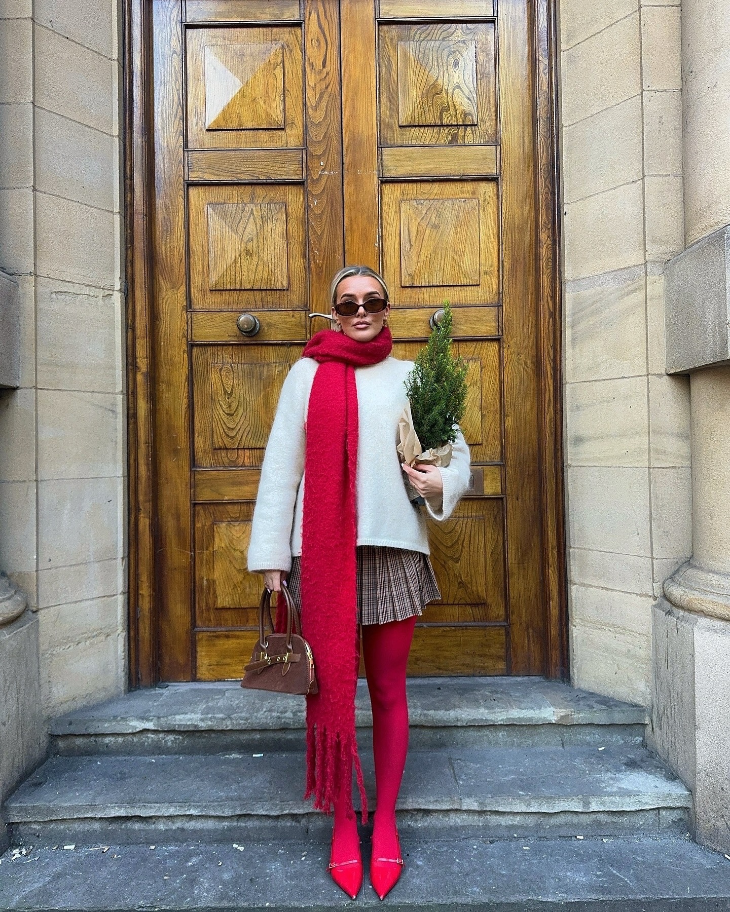 it’s red tight season 💋 swipe for some of my fave fun tight looks 🫶🏼
-
-
#christmasoutfit #festivestyle #winterfashion #tights