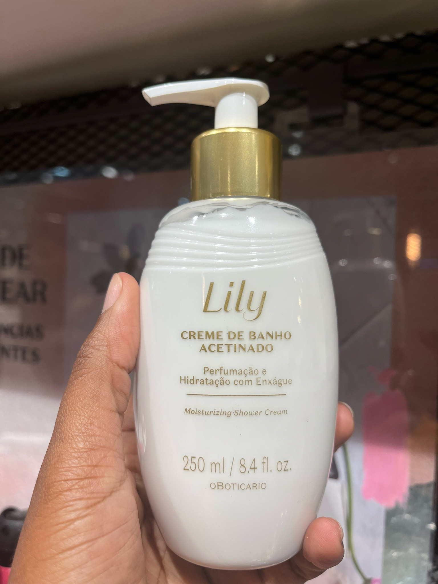 Creme acetinado Lily  soma a delicadeza de facetas únicas florais com a força da Madeira. 🌸🪵

 Sua pele muito mais cheirosa e hidratada! ✨
 
 Com enxágue forma uma película protetora na pele contra o ressecamento e danos causados pelo sol! 
