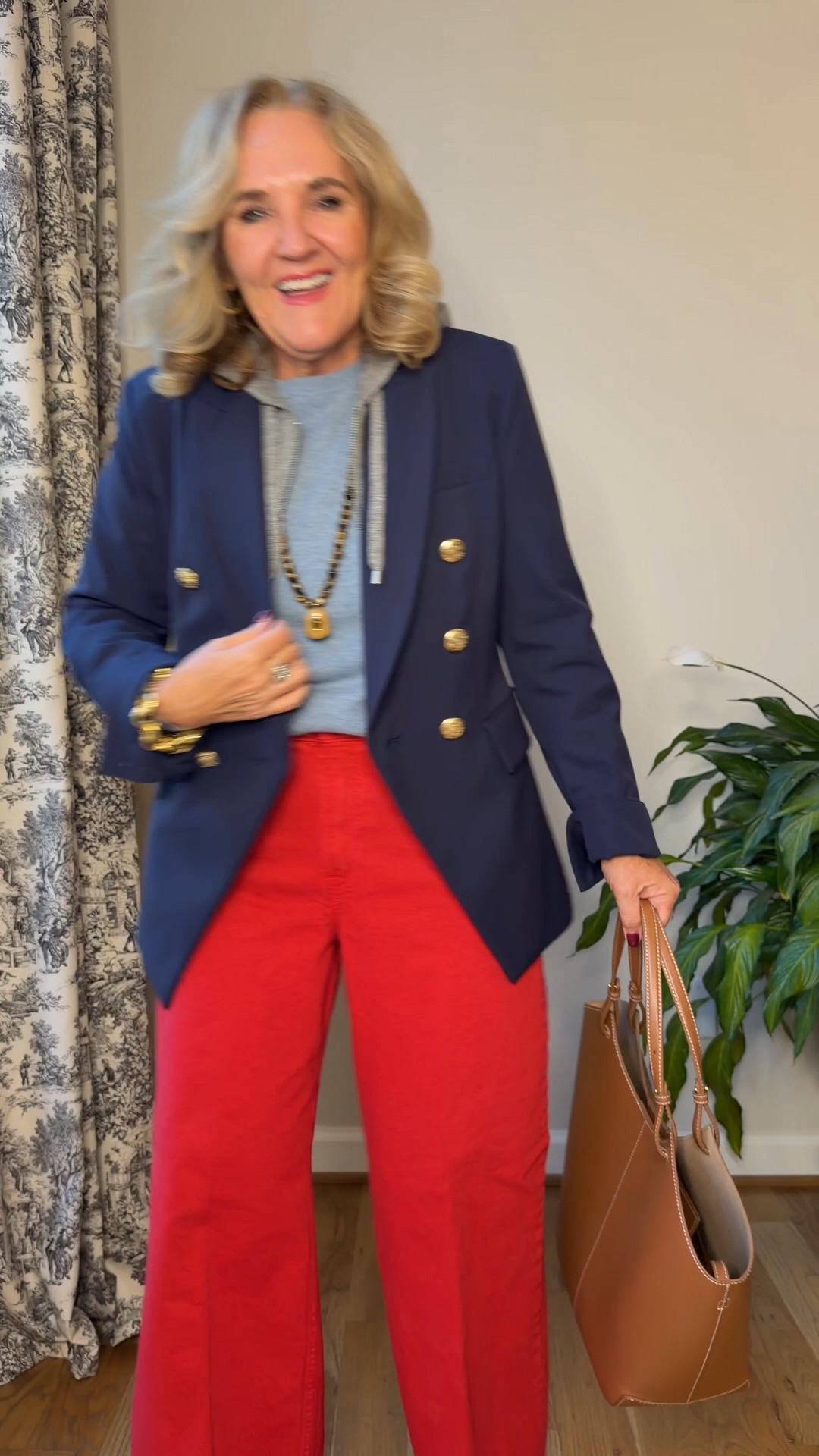 Blazer med then you add the insert (it’s just a part of a hoodie to make it look layered)
Jeans 29 short 
Cashmere sweater medium