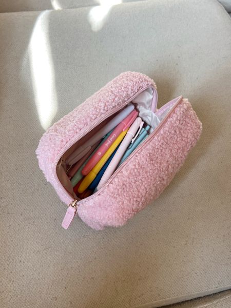 amazon pink pouch & colorful pens/highlighters 💞


Amazon home
Amazon finds
Amazon office supplies 


#LTKfindsunder100 #LTKfindsunder50 #LTKhome