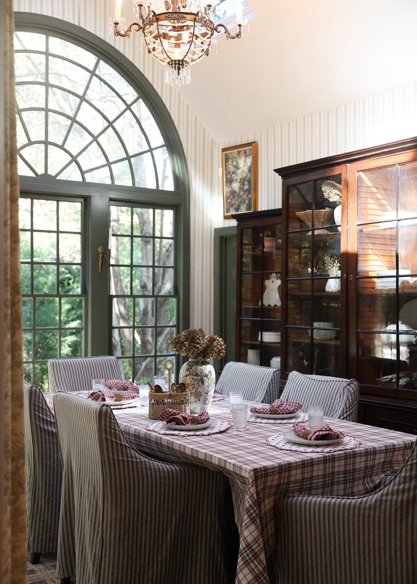 Getting the dining room ready for the holidays!

#LTKHome #LTKSeasonal #LTKHoliday