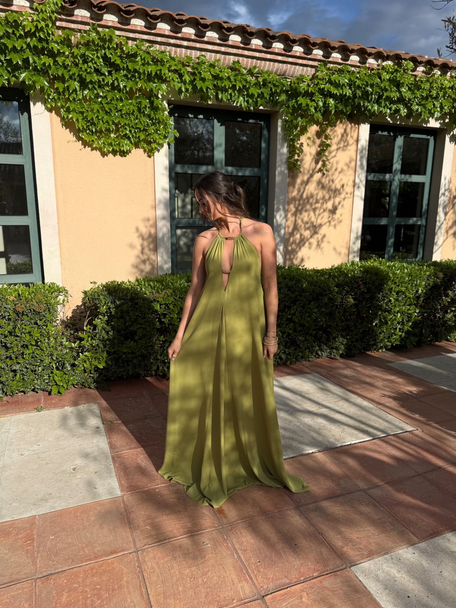 The most stunning green dress for a night in Spain ✨