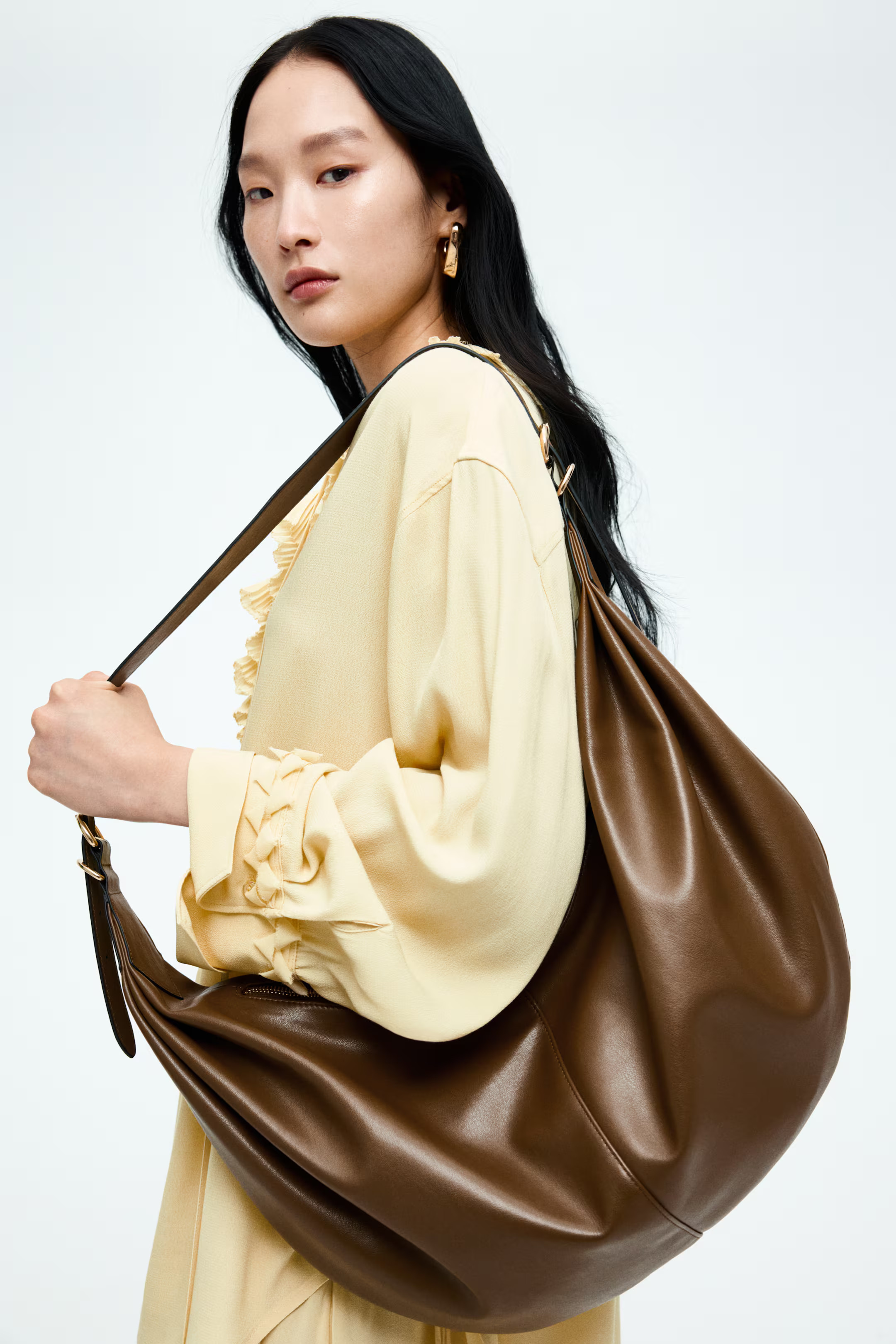 Large slouchy shoulder bag - Brown - Ladies | H&M GB | H&M (UK, MY, IN, SG, PH, TW, HK)
