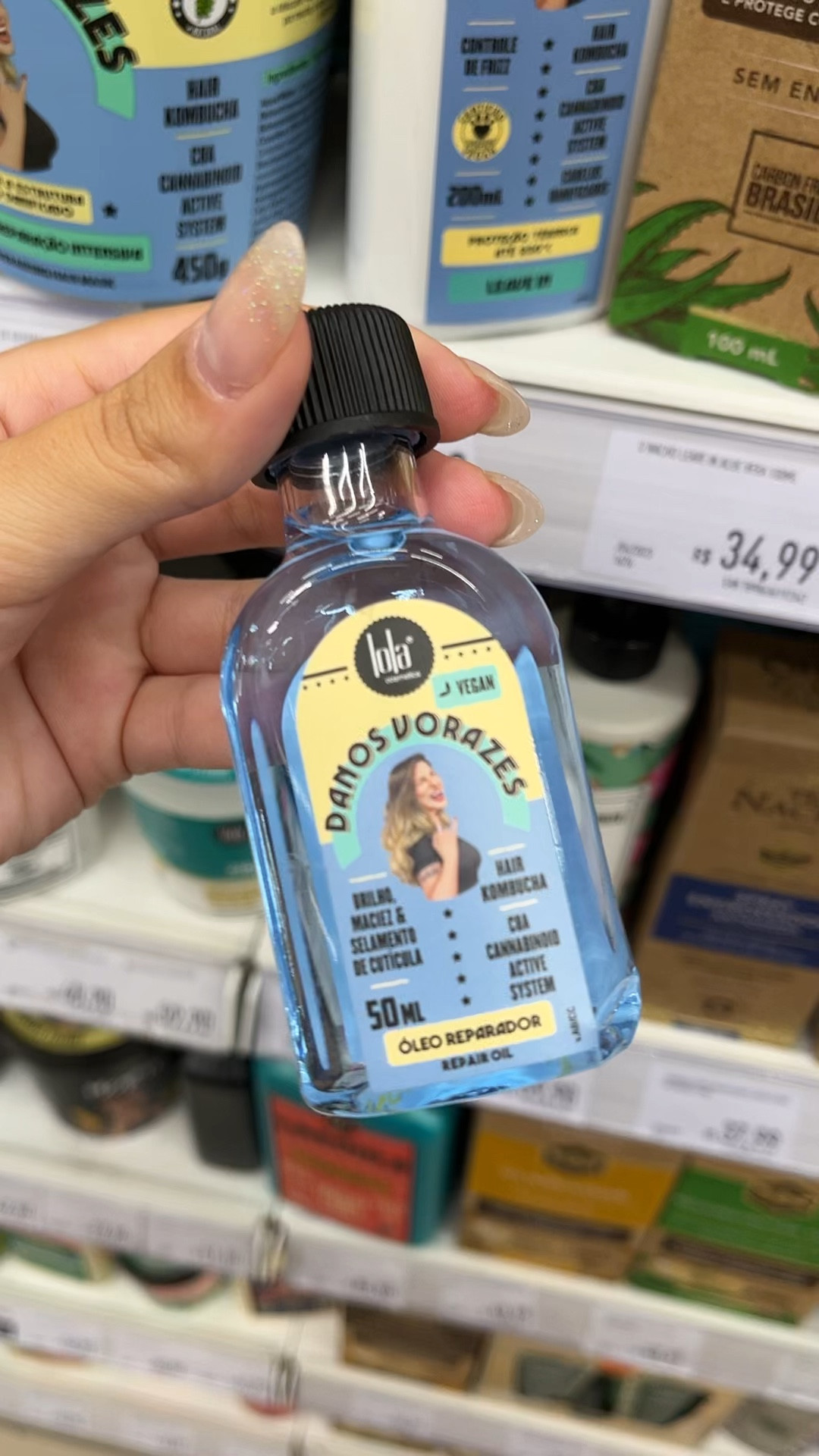 Óleo para todos os tipos de cabelos, mas especialmente os danificados. Lola Cosmetics Danos Vorazes repara, nutre e alinha as cutículas dos fios do cabelo. 
Óleo Reparador Lola Cosmetics Danos Vorazes devolve a vitalidade e saúde dos fios, não possui textura oleosa e deixa os cabelos visivelmente mais macios e brilhosos. 

#LTKVideo #LTKbrasil #LTKbeauty