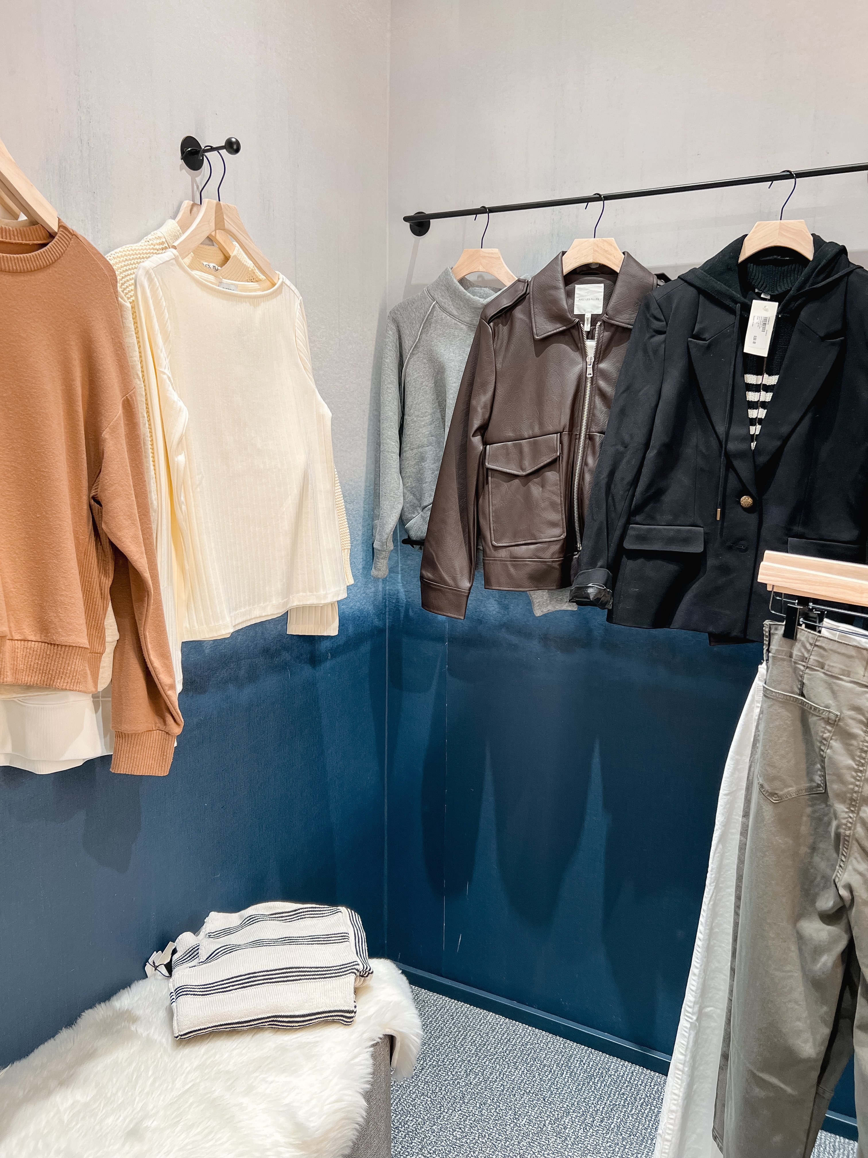 ✨ Is there anything better than a try-on afternoon?

🛍️ Do you prefer trying on in-store or at home? I’ve actually shifted over the years. I was all about in-home, but lately I’m living the in-store experience and ability to try on as many sizes as I need without trips to the post office 😂 #evereve #tryon