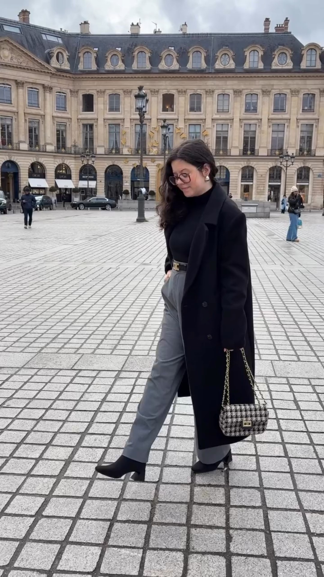 4 looks avec un manteau ❄️
On pense souvent le manteau uniquement comme une protection contre le froid… alors qu’il peut devenir la vraie pièce forte du look.
Dans ce Reel, je te montre 4 idées de looks d’hiver, où le manteau structure la tenue.
Sur le blog, je t’explique chaque look : pourquoi telle pièce, comment les associer et comment adapter l’idée à ton propre dressing.

*contient des produits reçus gratuitement

👉 Si l’article t’intéresse, commente “manteau” et je te l’enverrai 🤍

#LTKworkwear #LTKwinter #LTKstyletip