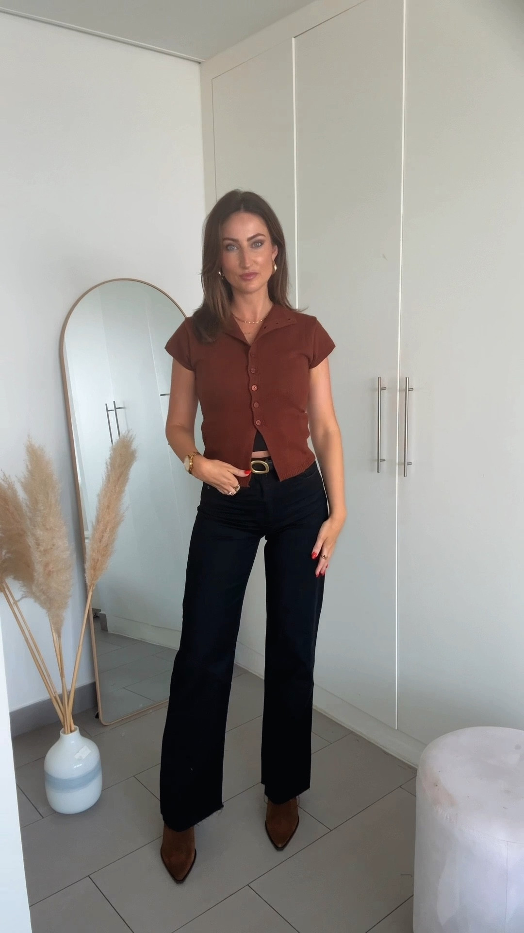 1 base, 6 outfits! 
Everything is Zara, codes left below 👇 

Jeans 5575/029
Boots 2107/610
Brown button top 5536/160 
Suede trench 3049/279
Brown jumper 2893/100
Khaki trench 8073/256
Leather blazer 1255/760
Plain black blazer (old) 
