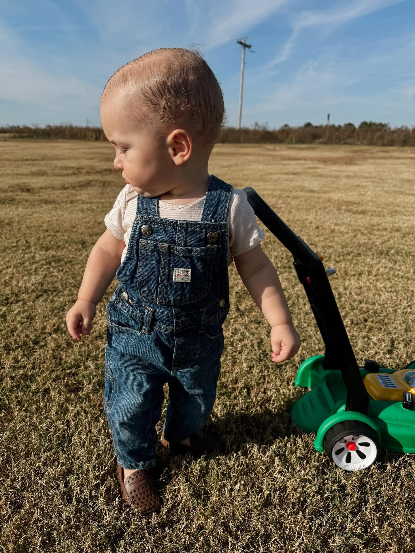From cutting grass to picture taking... the one pair that goes with everything.
They are effortless, everyday, and toddler-proof and that’s why we love Floafers!! 

@floafers #floafers #floaferspartner #ad”