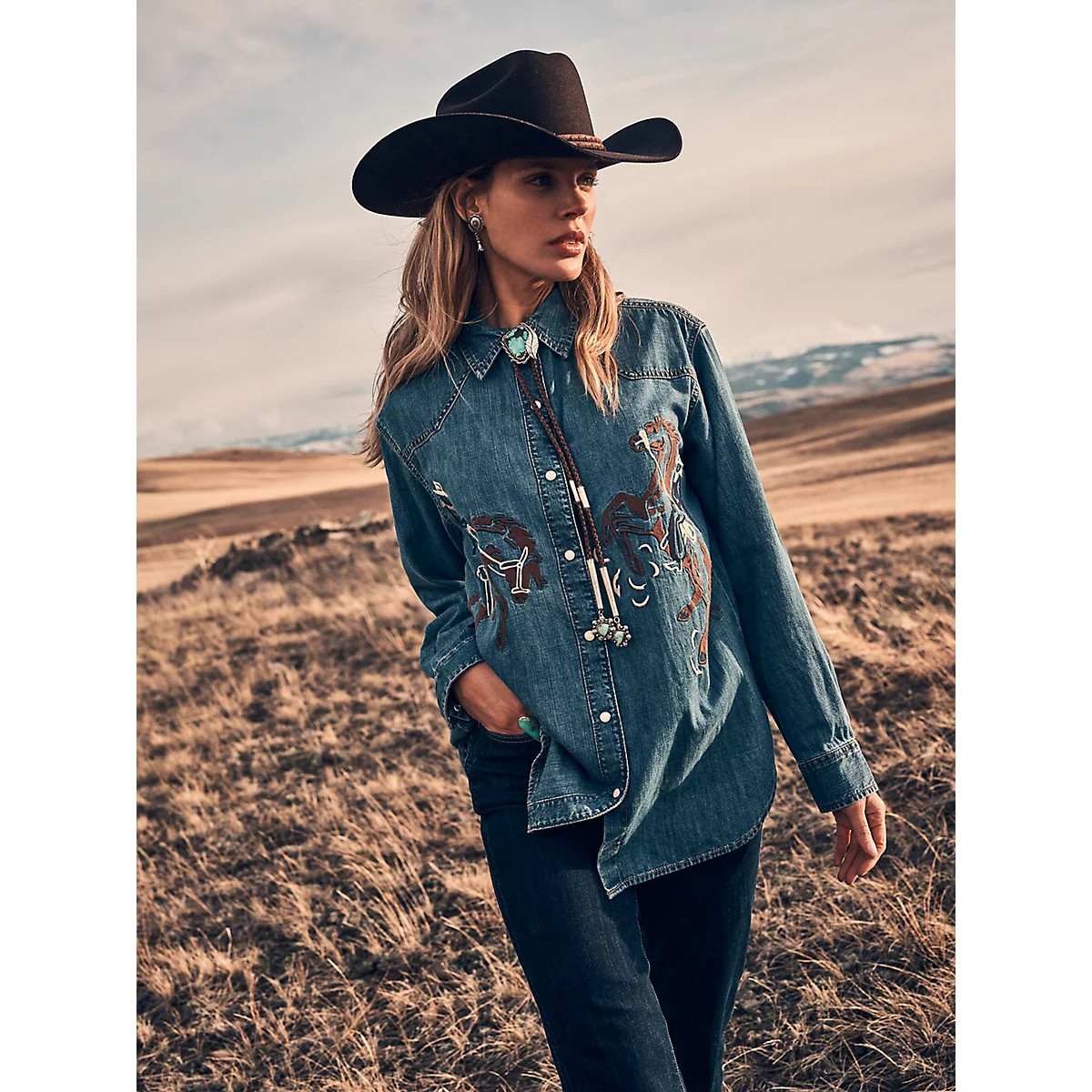 Women's Embroidered Horses Boyfriend Western Snap Shirt in Denim Mid Wash | Wrangler