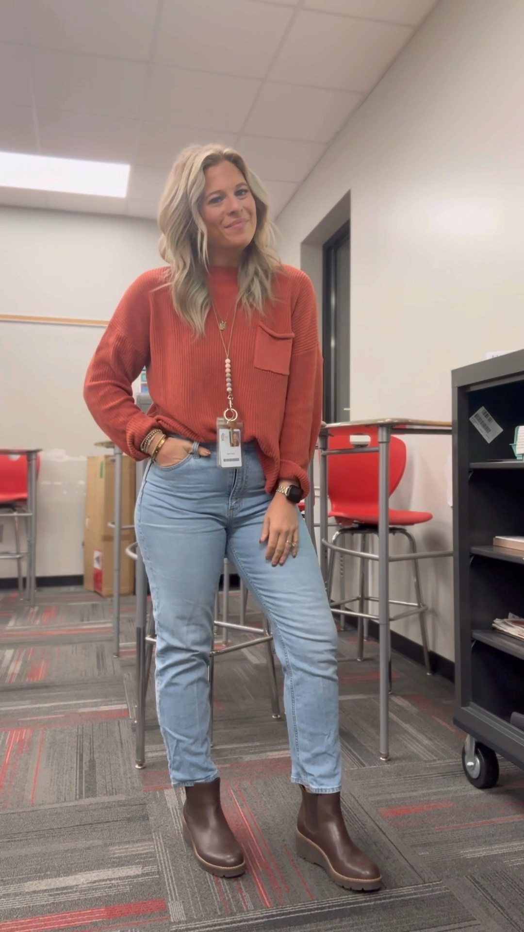 Loving this fall fit 😆
Top: M
Jeans: 10
Shoes: so comfy!