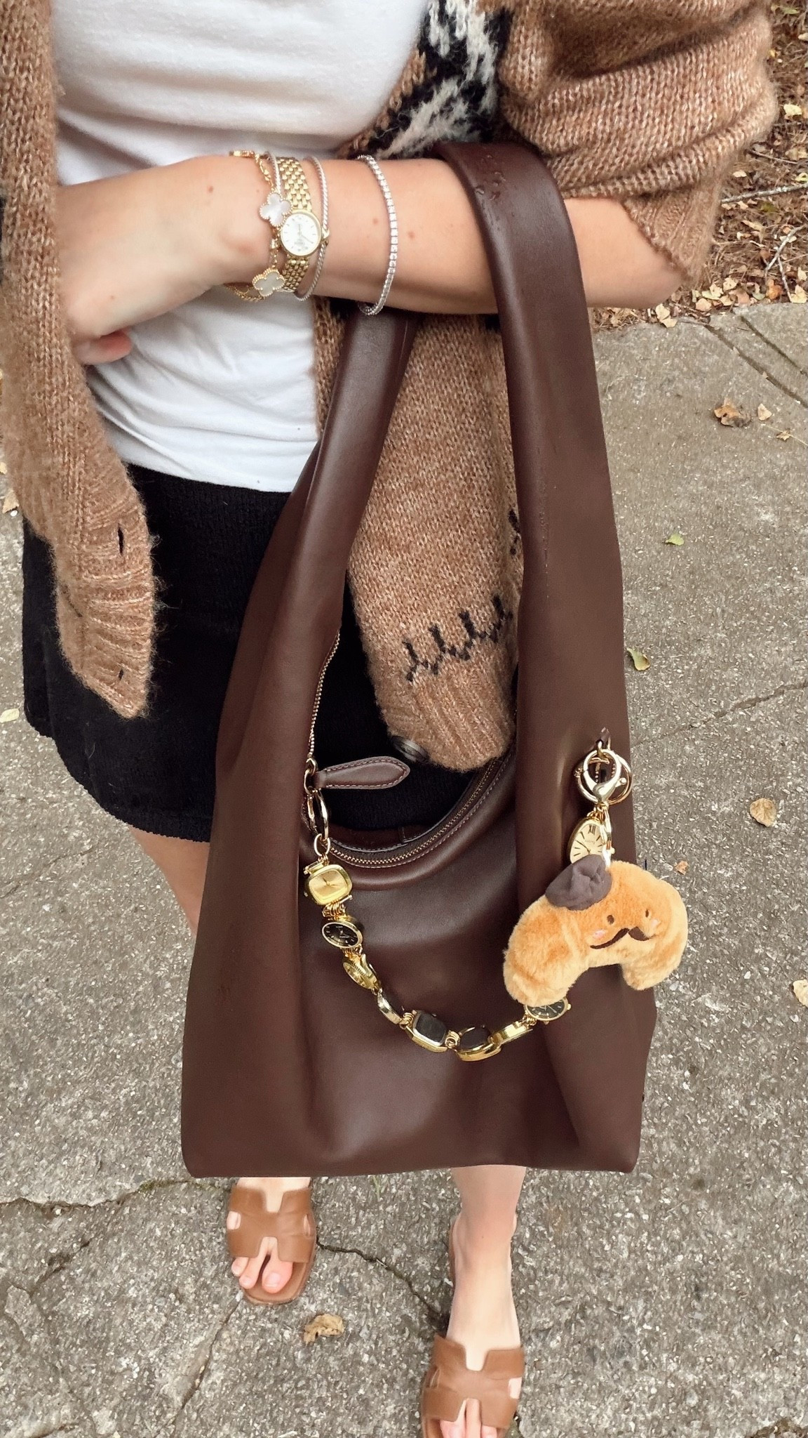 Bag of the day ⏱️
Coach Brooklyn pillow 34
Mon Ami crescent mustache bag charm
Watch bag chain from Etsy