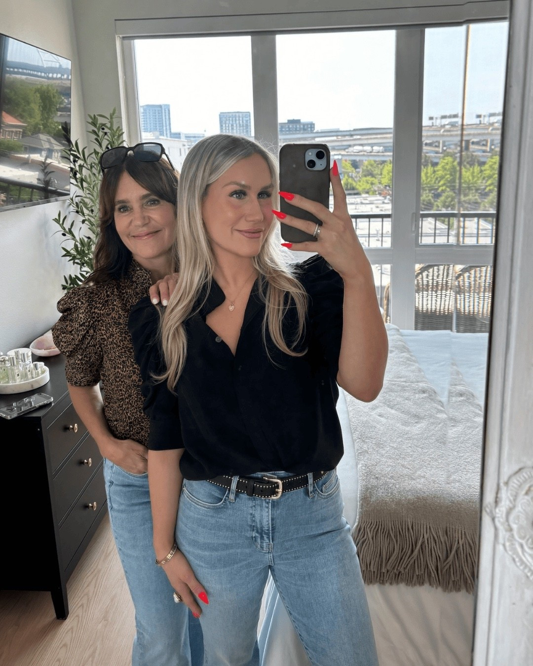 One of my fave tops! It’s a staple in my closet and I own it in multiple colors! ⭐️

#LTKmomlife #LTKootd #LTKSeasonal