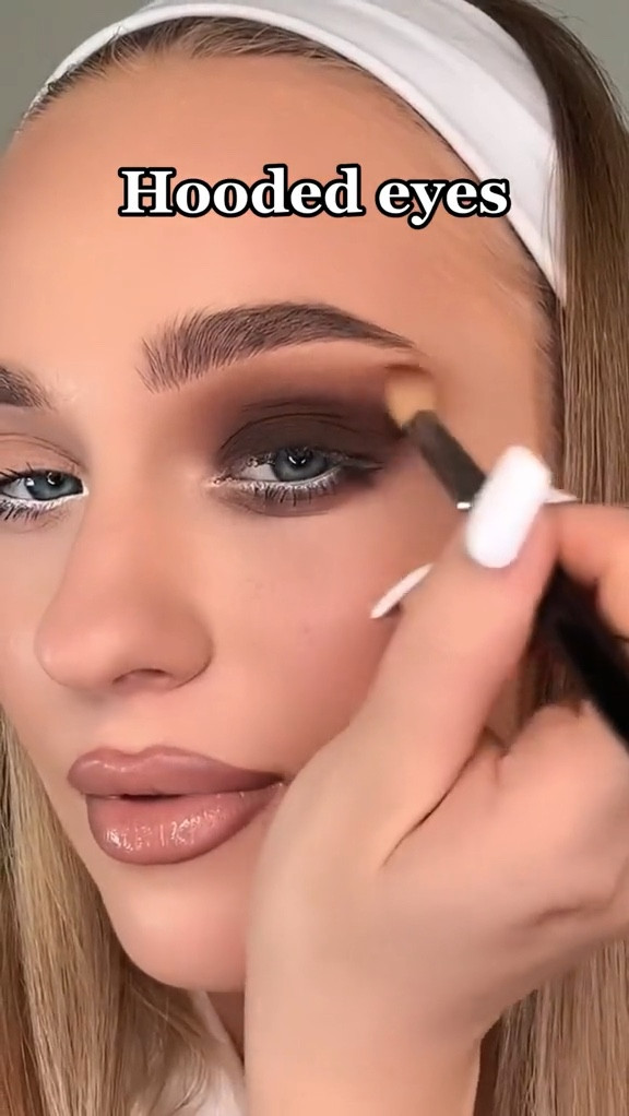 This palette is my absolute favorite! It's perfect for creating a range of stunning looks, from light evening makeup to smoky eyes and even delicate shadow wings. The colors in this palette are incredibly pigmented, yet they have a soft texture that blends seamlessly. Whenever I'm on the go and can only take one palette with me, it's always Soft Glam. It contains all the essential shades I need.

The palette features beautiful browns and gorgeous reds, along with light brown shades for effortlessly blending and smoothing out darker shadows, creating stunning transitions on the eyelids. There's also a stunning dusty pink shade that works wonders for creating a soft smoky eye or delicately shading the crease of the eyelid. It's incredibly versatile. Additionally, the shimmery shades in this palette add a captivating touch when applied to the center of the eyelid, giving a subtle and beautiful glow. I often showcase this technique in my videos.

Lastly, let's not forget the rich black shade that effortlessly enhances the eyelash line, lending an expressive and alluring look to the eyes. It's the perfect finishing touch to any makeup creation. This palette truly has it all and is an absolute must-have for any makeup lover  