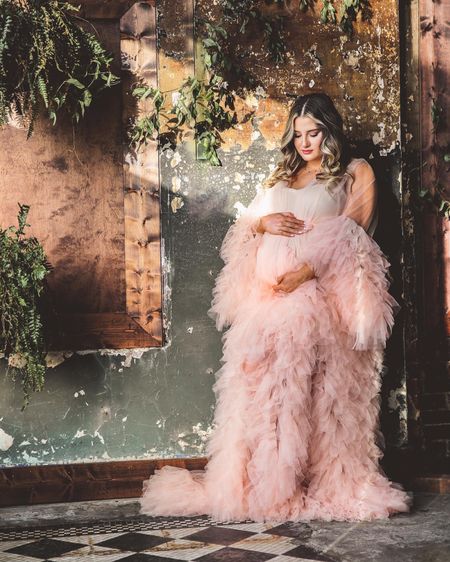 Maternity photo shoot pink dress robe ruffles 