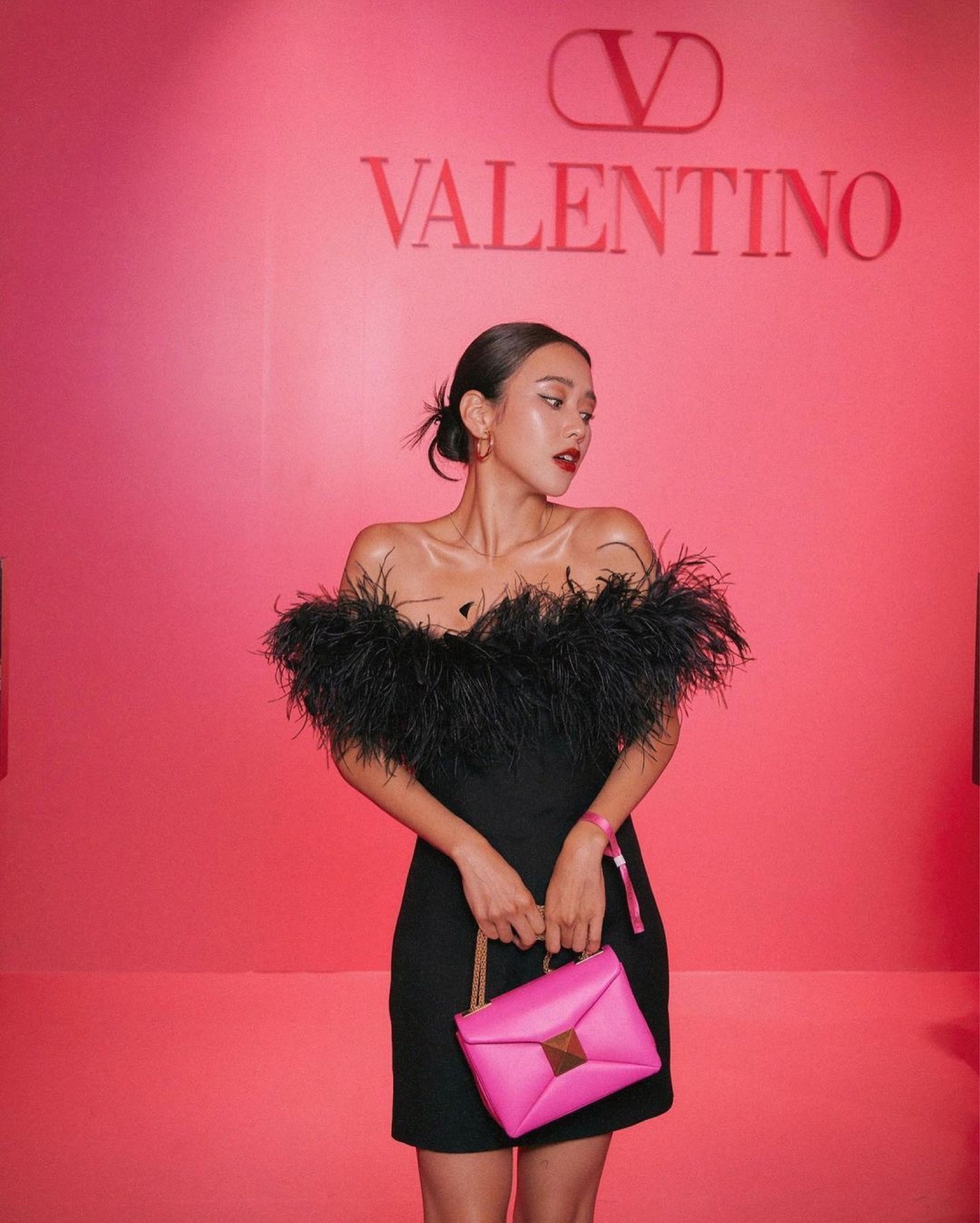 你們說！
這顆包這件衣服，是不是可以帶回家？
前晚的Valentino 讓我目不轉睛耶～
不得不說 原本不是很愛粉色的我
最近越來越喜歡了！！
覺得桃粉色讓人感到很跳～
有活力 又帶點時髦💖

有人還記得春夏我穿了一件
Valentino的桃紅色外套嗎？
超愛超搶眼🙌🙌
桃粉色從春夏一直延續到秋冬
用PINK PP 席捲整個時尚圈

但秋冬我也喜歡嘗試沉穩的黑色系😉
身上這件束腰洋裝和極短的下襬
可以偷偷的凸顯S線條
非常直率又有個性穿搭～
你們喜歡嗎☺️

PINK PP秋冬系列
即將在9月全球Valentino
專賣店與官網發售啦✨

@maisonvalentino
#ValentinoPinkPPCollection
#LTKtaiwan#LTKasia

#LTKitbag