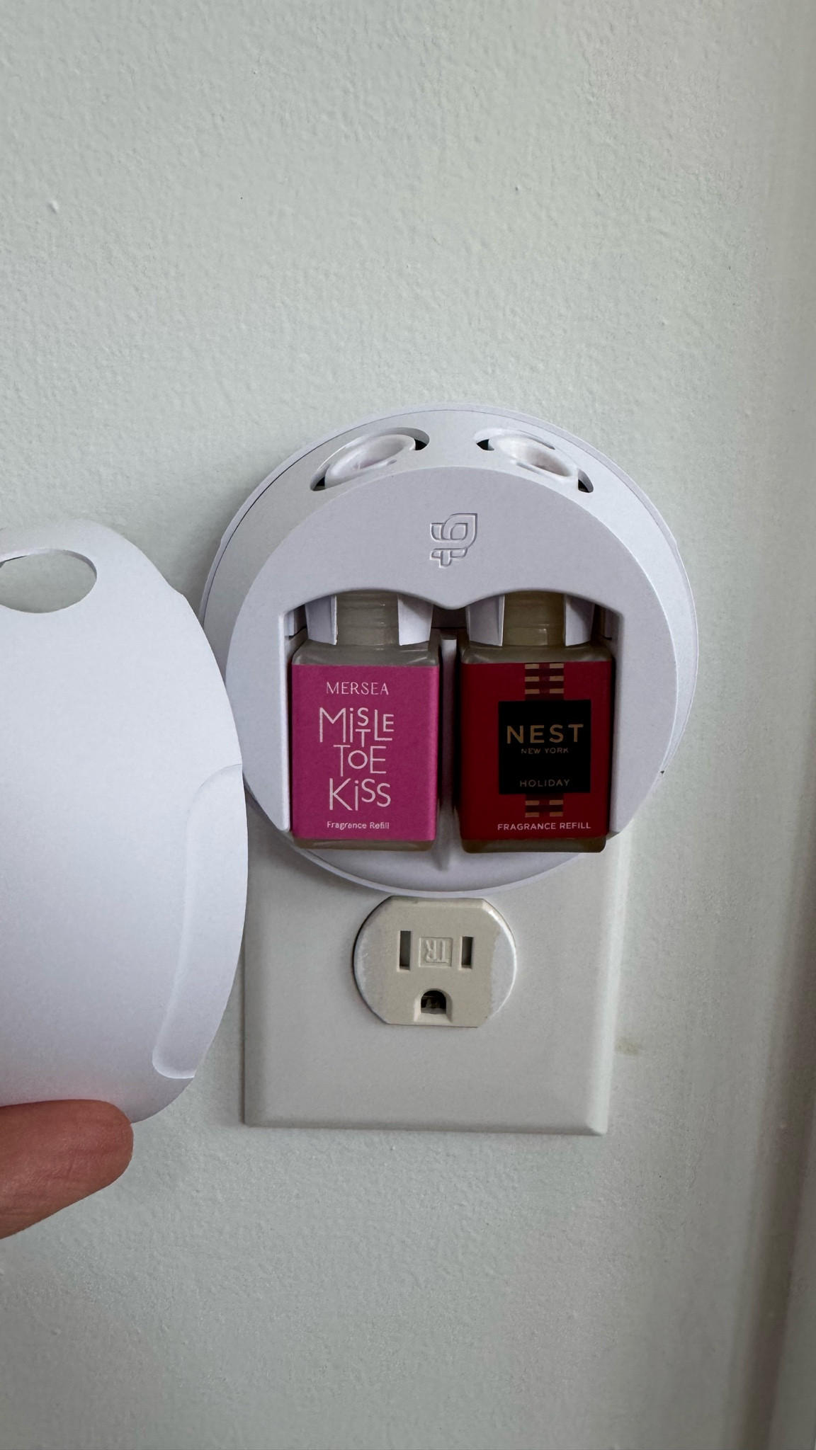 Obsessed with our @pura Smart Fragrance Diffusers!! Just added our 3rd diffuser to our dining room! Their Cyber Monday deals are so good and perfect for gifting (yourself included 😉)

#pura #purapartner