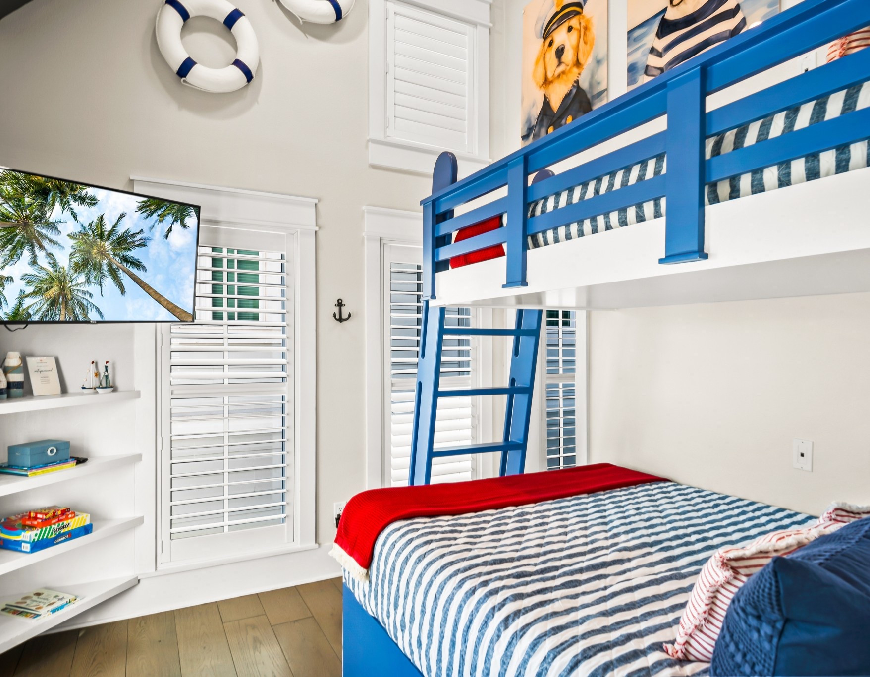 Coastal vibes 🐶 ⚓️Whimsical sailor pups (from Etsy)  + white & blue foam buoys (found on Amazon!) bring playful, seaside charm to this bunk room. Shop the look here. 🌊