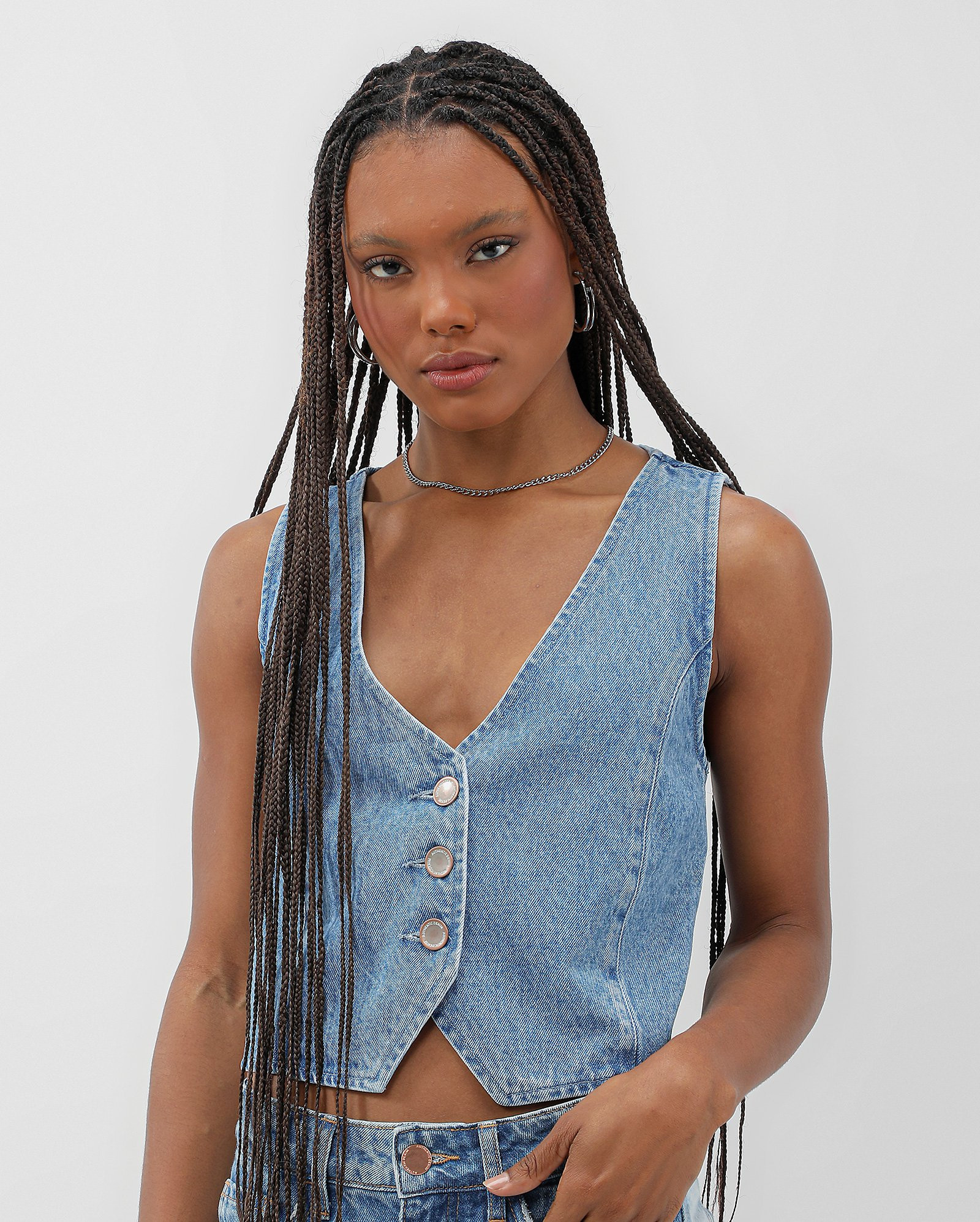 Colete jeans feminino com botões denim médio | Pool by Riachuelo | Riachuelo (BR)