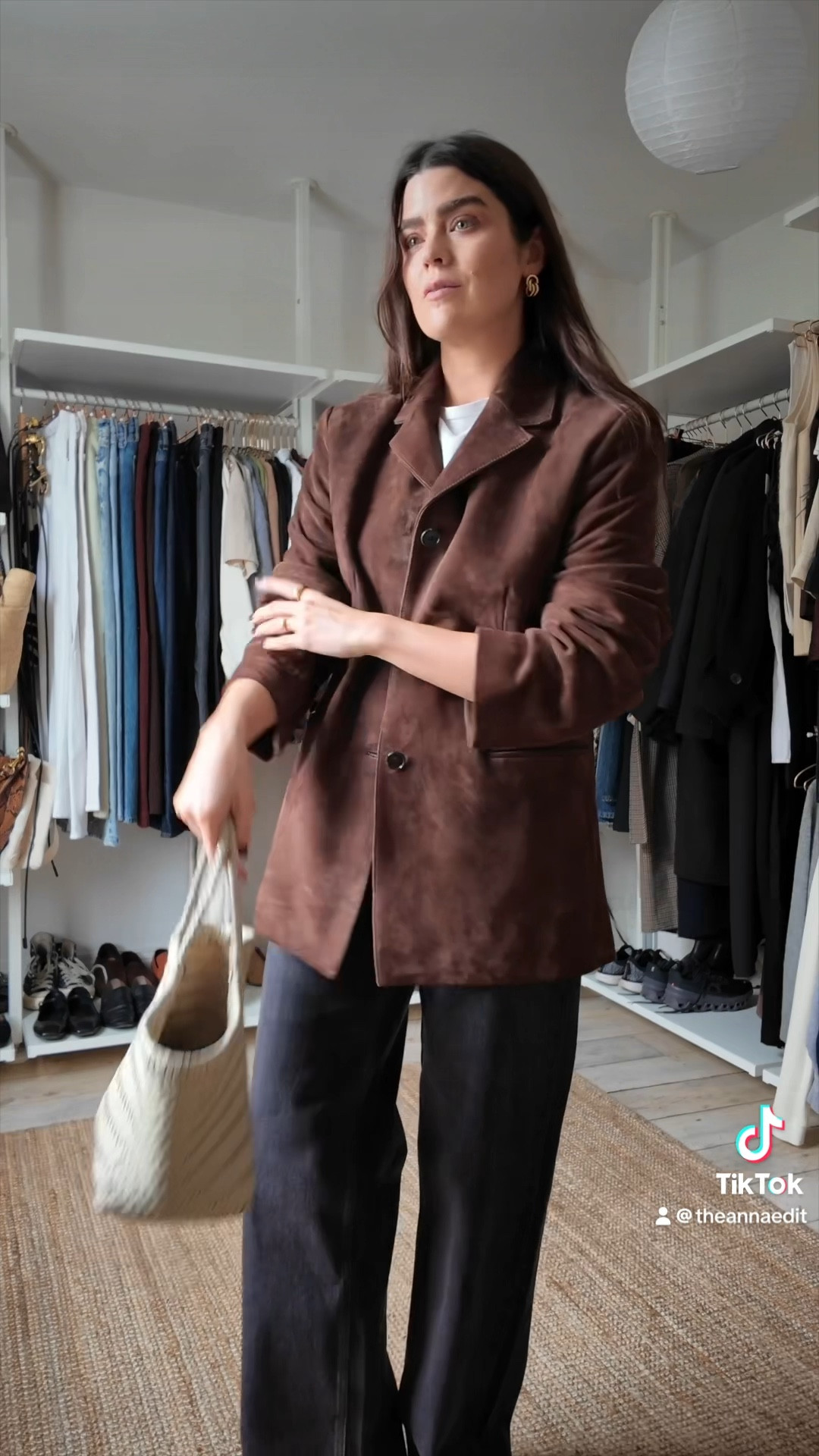 My go-to autumn outfit formula (on a non-rainy day!):

- T-shirt
- suede jacket
- wide-leg jeans
- animal print flats
- woven bag

#WhatIWoreToday #AutumnOutfits #AutumnStyle