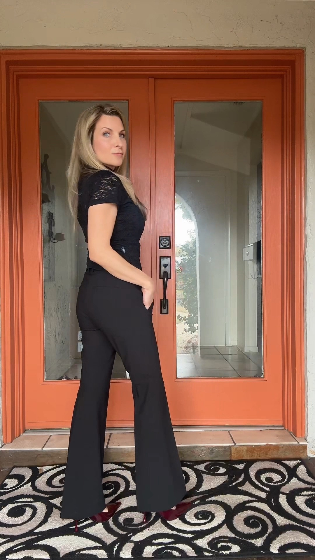 Monochrome moment 🖤
Pants, size 00
Top, size XS
Heels, size 37

#LTKootd