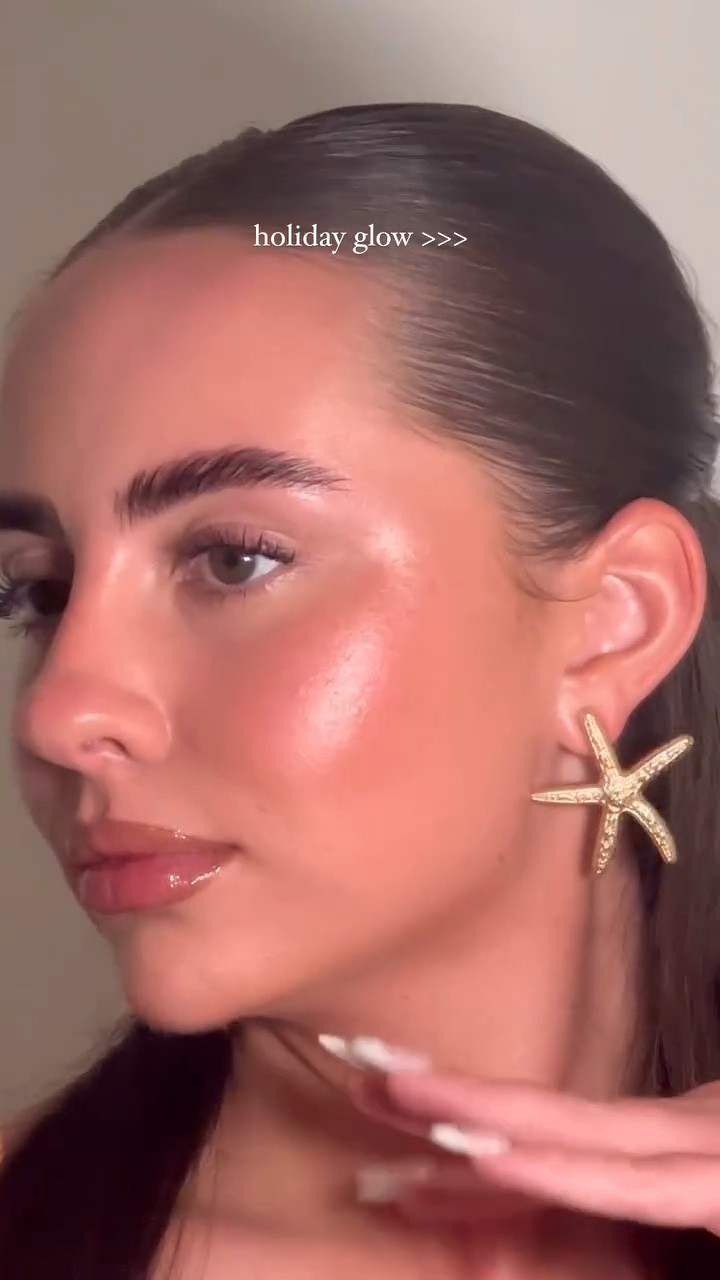 wet look skin is the best 🥹 

@kyliecosmetics skin tint ✨ 

#makeup #makeupartist #makeuptutorial #glam #glammakeup #makeupreels #reels #holidaymakeup #glow #skin