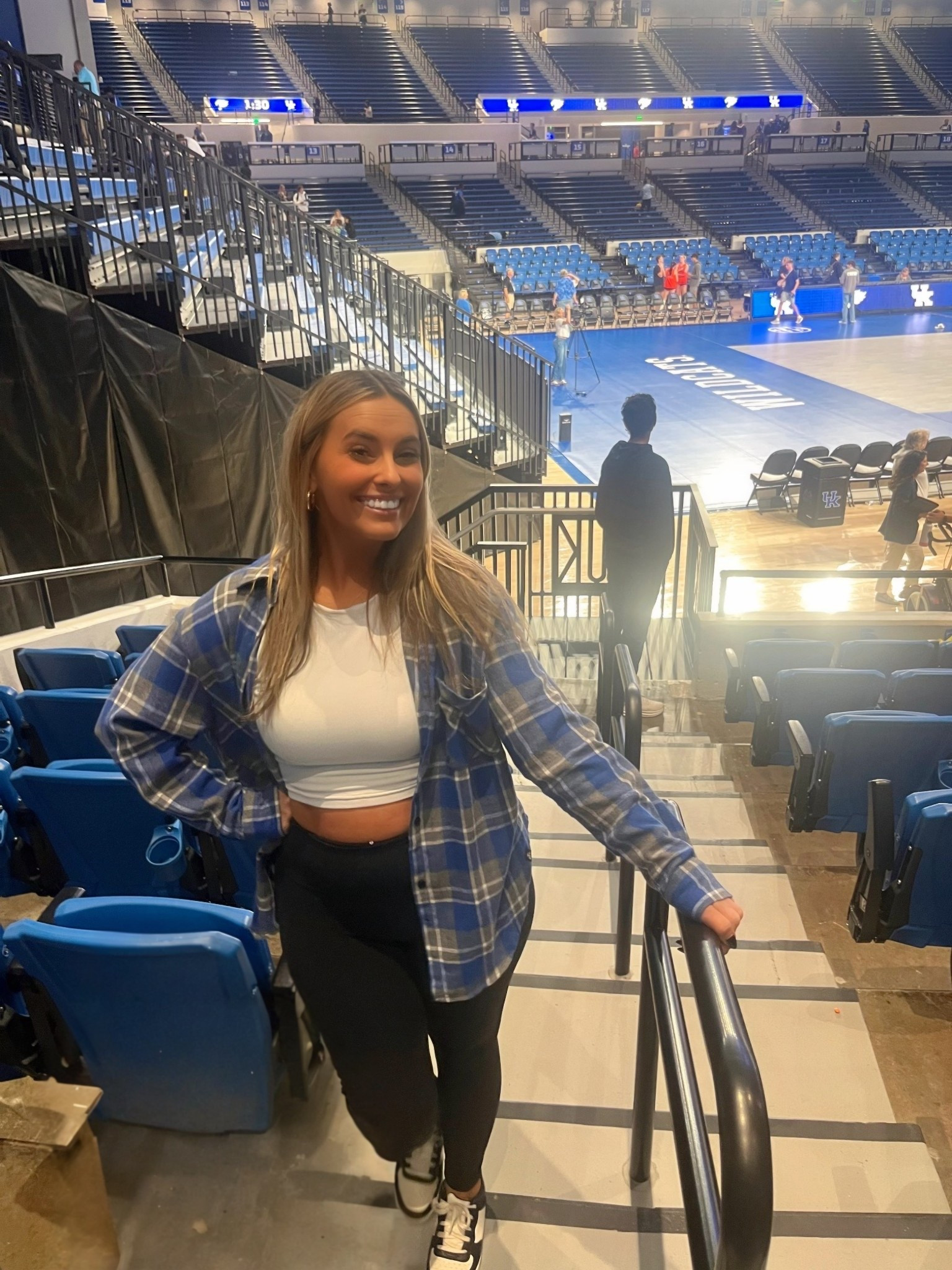 Kentucky volleyball might be the best sporting event on campus 🏐💙

Flannel is from a local boutique called Sister Fusion 😌