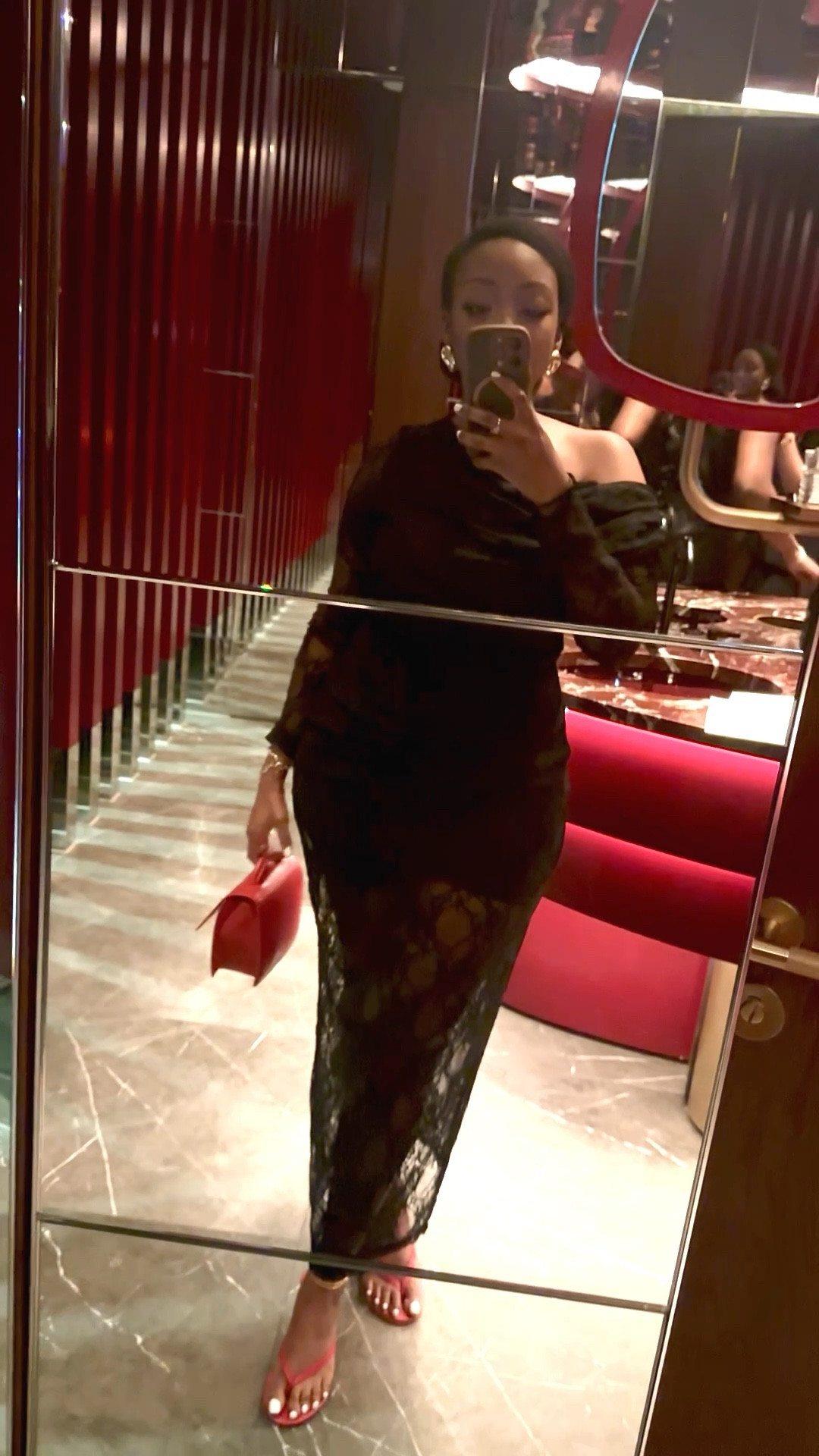 Black lace, always a yes 🖤
Dinner ready ✨
.
.
.
#ltkfit #blacklacedress #datenightlook #eveningoutfit #styleinspo #simplechic


#LTKdatenight #LTKstyletip #LTKbag