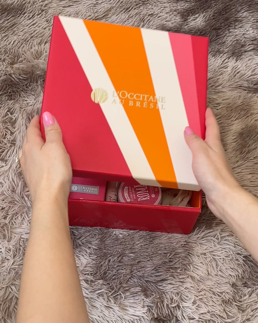 Recebidos de Loccitane Au Bresil: Compotas Corporais de Romã. 

Eu já uso e AMO essa linha, principalmente agora no inverno porque são produtos docinhos, mas não são enjoativos!

O spray tem jato contínuo, o que achei ✨incrível✨ e tem fundo amadeirado, pra equilibrar o doce.

A gelatina corporal parece perfume de tão cheirosa.

O sabonete gelatina é aquele produto perfeito pra acrescentar no dia do banho premium, deixando mais divertido e, pra mim, me fez ter mais conexão comigo mesma. Entender o sensorial, como usar.

O hidratante é ótimo, a primeira impressão foi incrível! 

#loccitane #autocuidado #banhopremium 

#LTKbeauty #LTKbrasil #LTKwinter