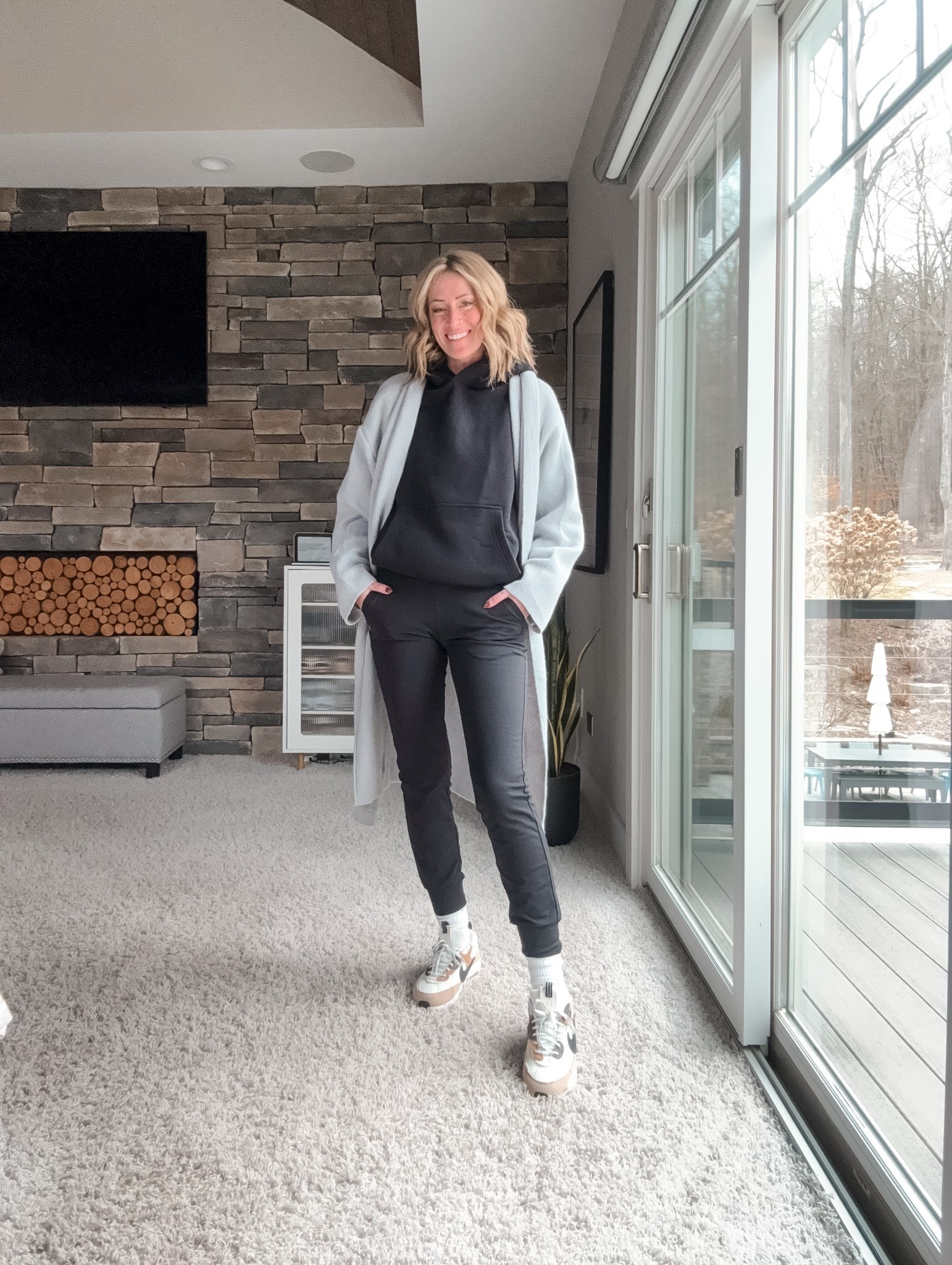 Amazon fashion finds for the soccer mom
Nike sneakers and black joggers are warmer than Lululemon!
Paired with comfy oversized plain black hoodie and long grey cardigan 
