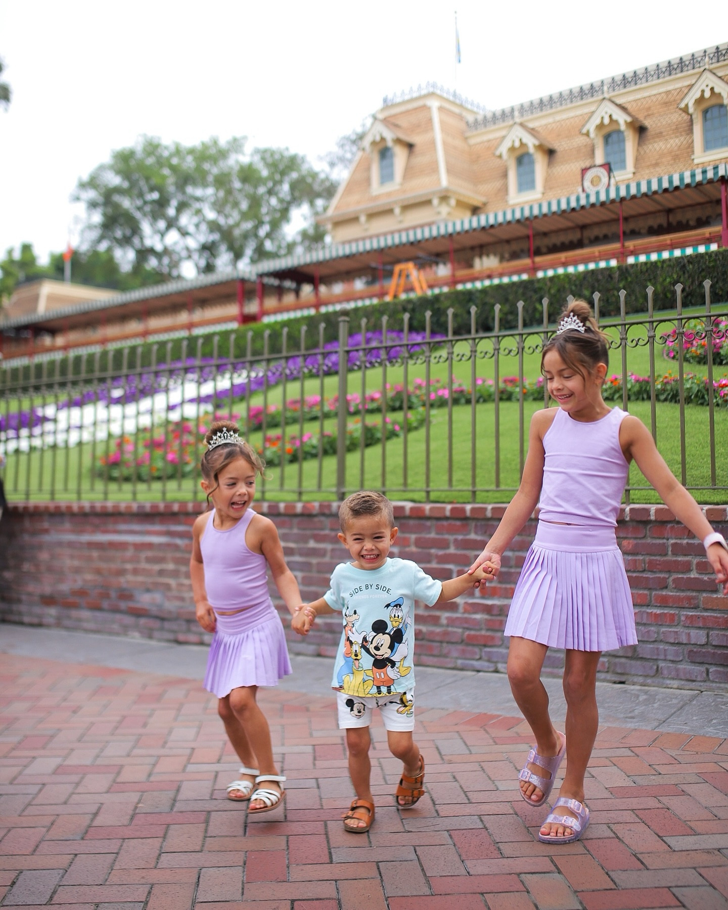 such a fun Disney day, chasing characters for autographs & dancing with our fav pixar pals!!🌟🎪💙