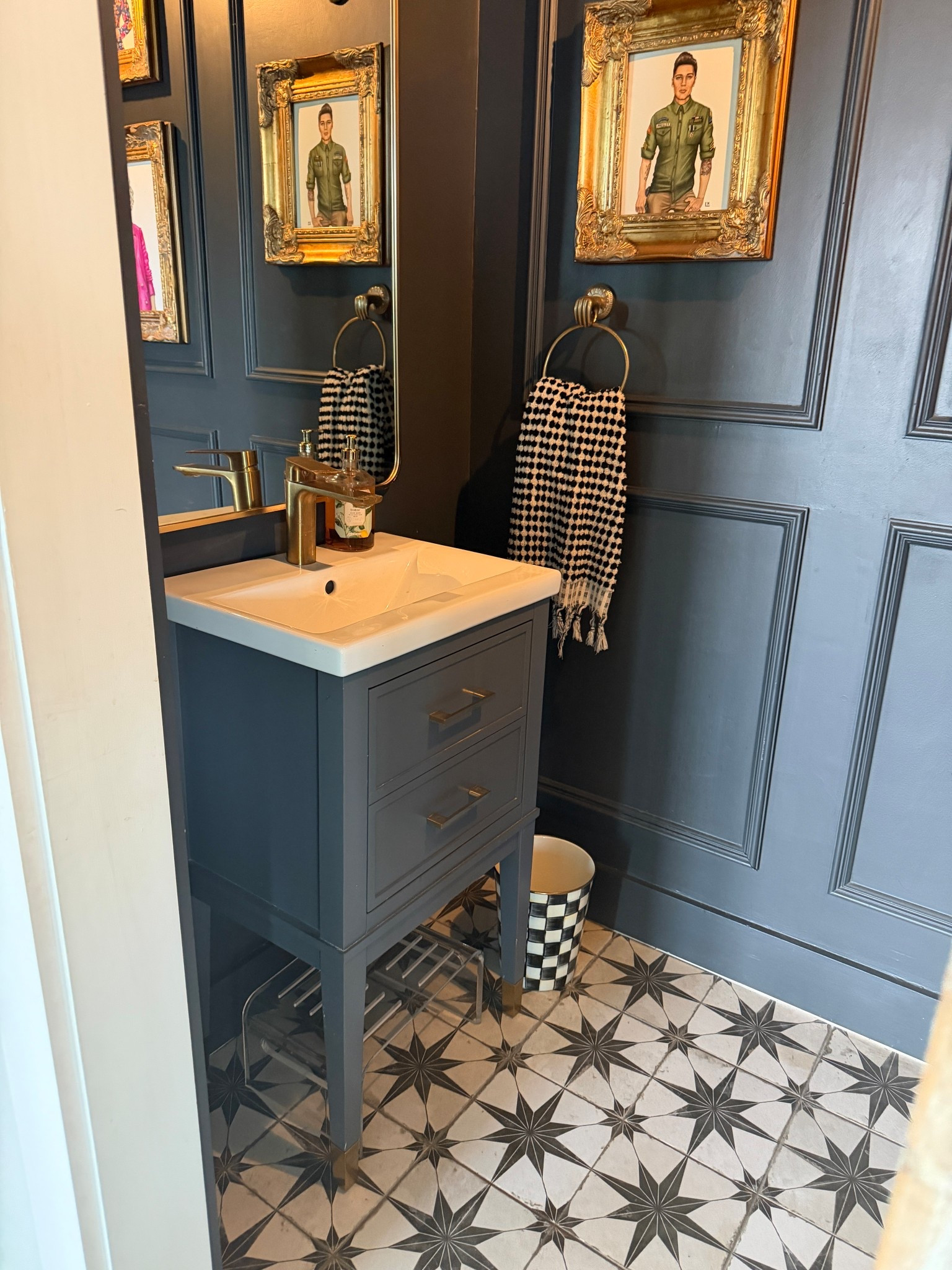 Vanity included in sale 

#LTKHome