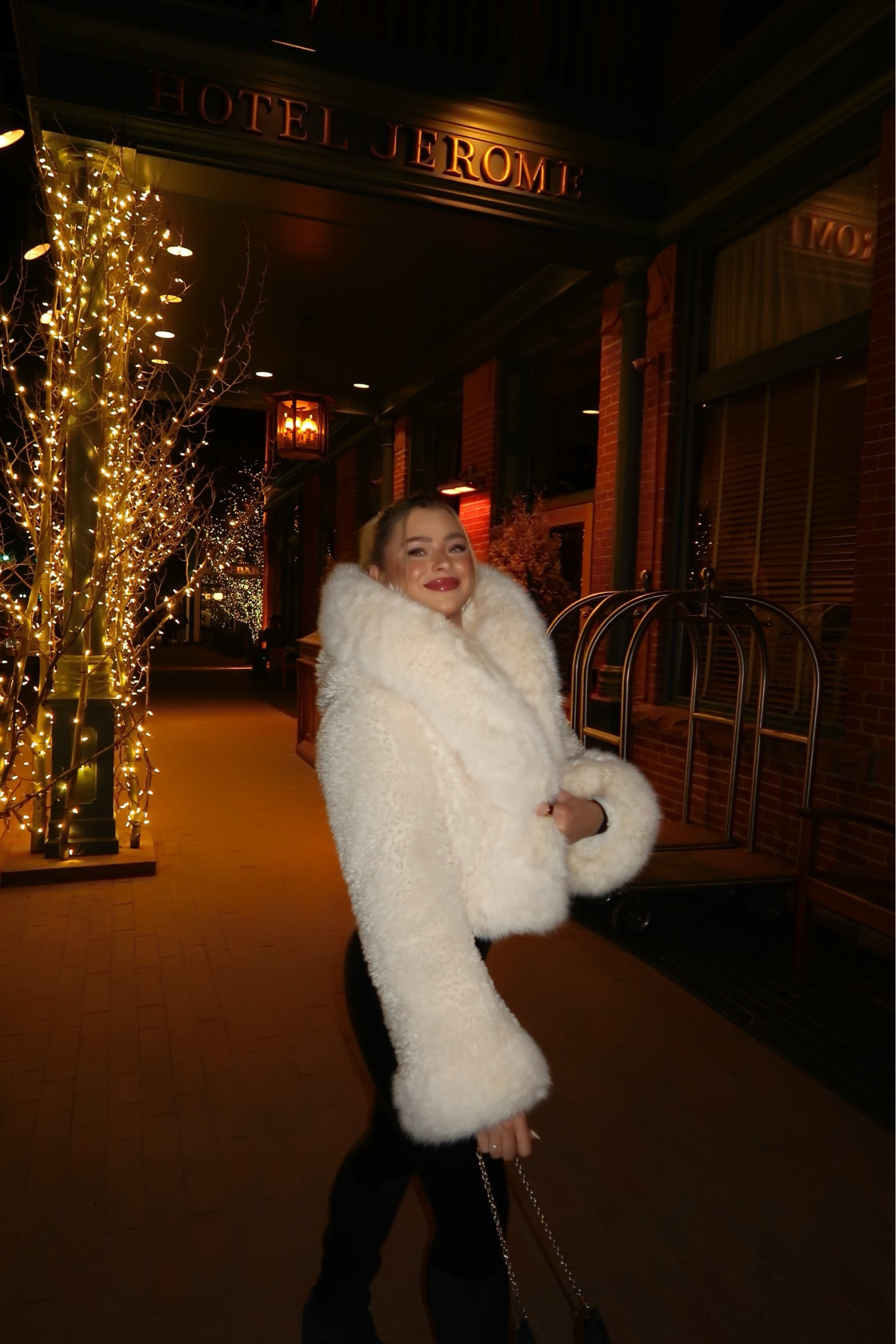 The perfect jacket doesn’t exi— 

#misscircle #furjacket #winterjacket #whitefur #aspen #colorado #skitrip #winter #winterootd #ootd 

#LTKSeasonal