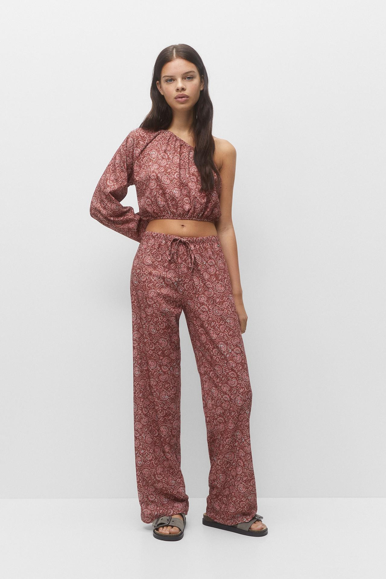 Loose-fitting trousers with print | PULL and BEAR UK
