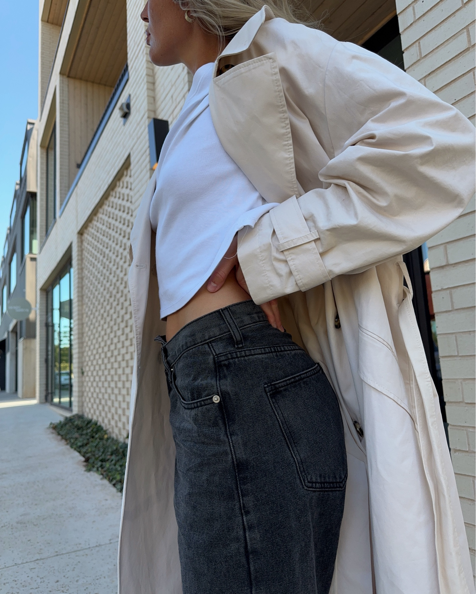 trench coat but make it casual 

#ltkfashion #ltkstyle #ltkfallfashion #ltkfallstyle #whitetee #ltkfashionblogger