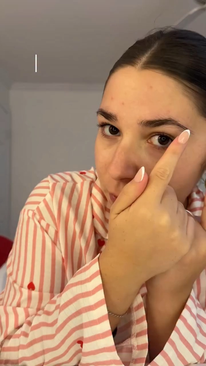 Healthy skin barrier = less acne! Once I stopped using harsh treatments on my skin to rid the acne and focused on the skin barrier my breakouts have been minimal! 

🔗 to everything in my LTK💗

@caudalieus @purito_official @mixsoon_usa @drjart @tirtir_global  @larocheposayusa @paulaschoice 

#acneproneskin #acnetreatment #acnejourney #skinbarrierrepair #skinbarrier